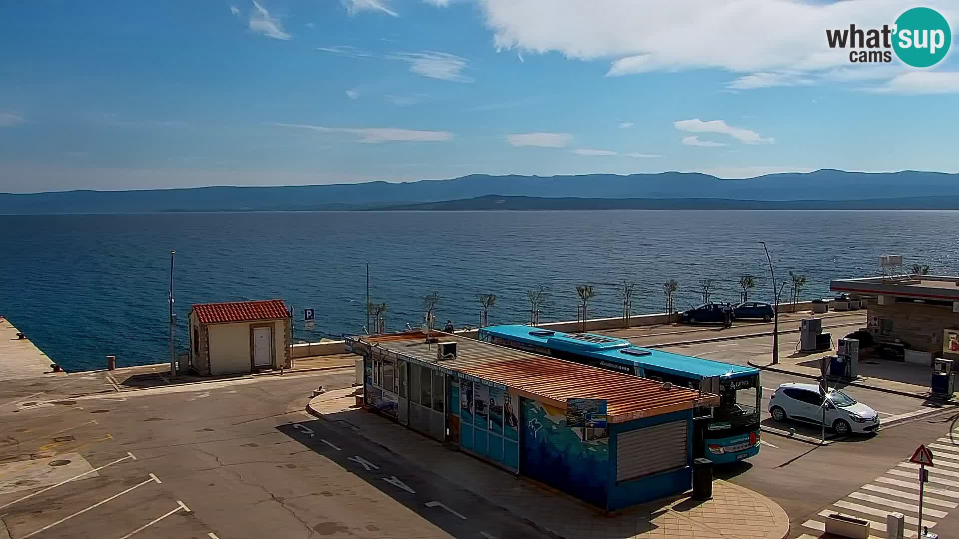 Spletna kamera Bol – Center mesta in marina v živo