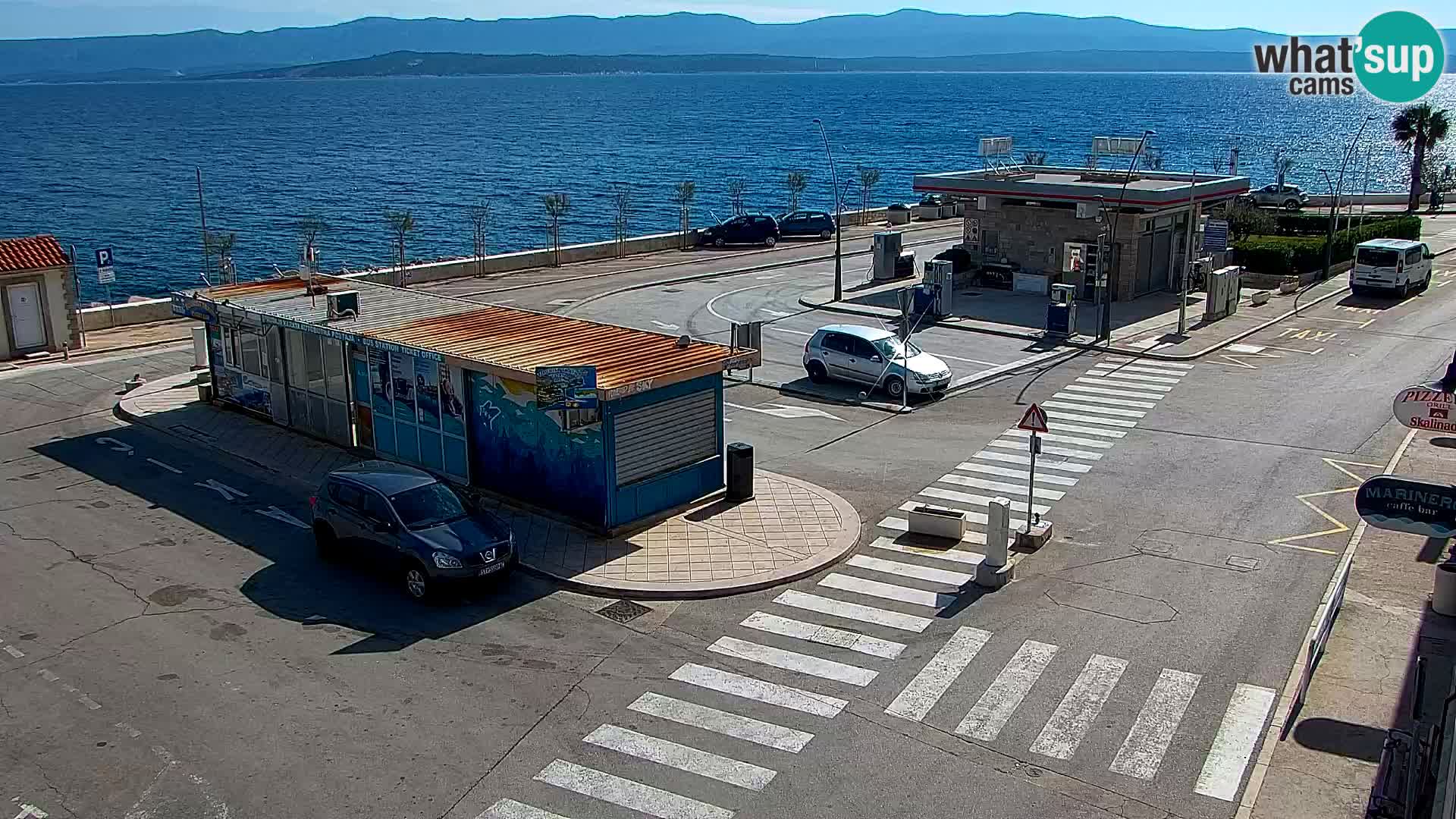 Spletna kamera Bol – Center mesta in marina v živo