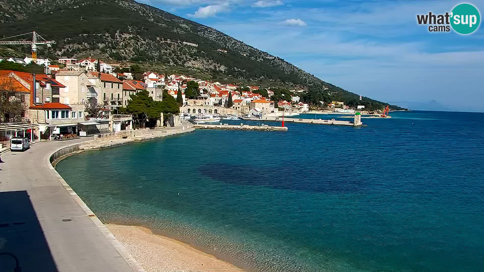 Spletna kamera Bol – Center mesta in marina v živo