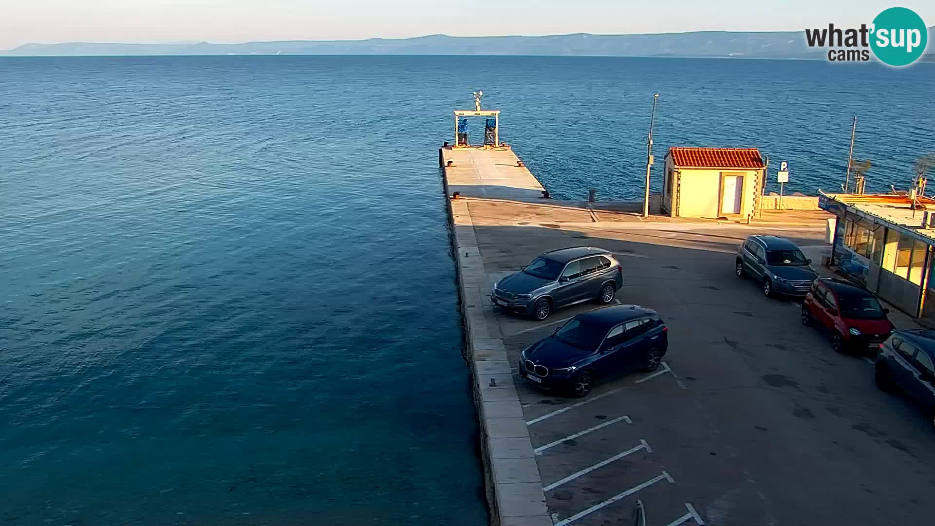 Spletna kamera Bol – Center mesta in marina v živo