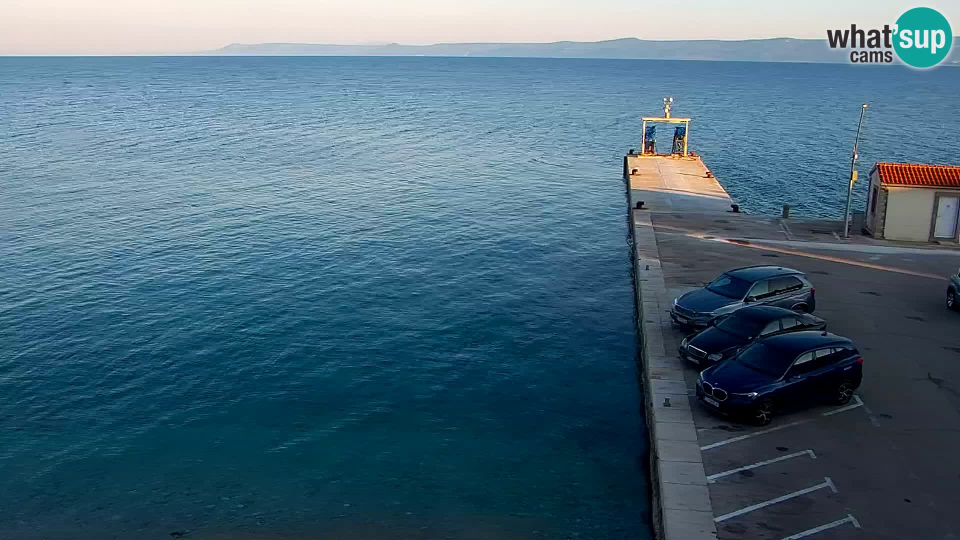 Spletna kamera Bol – Center mesta in marina v živo