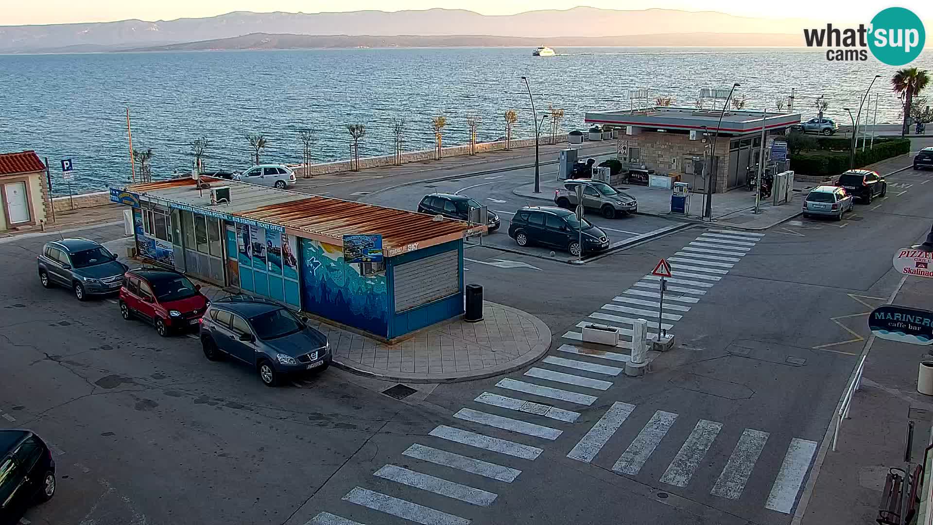 Spletna kamera Bol – Center mesta in marina v živo