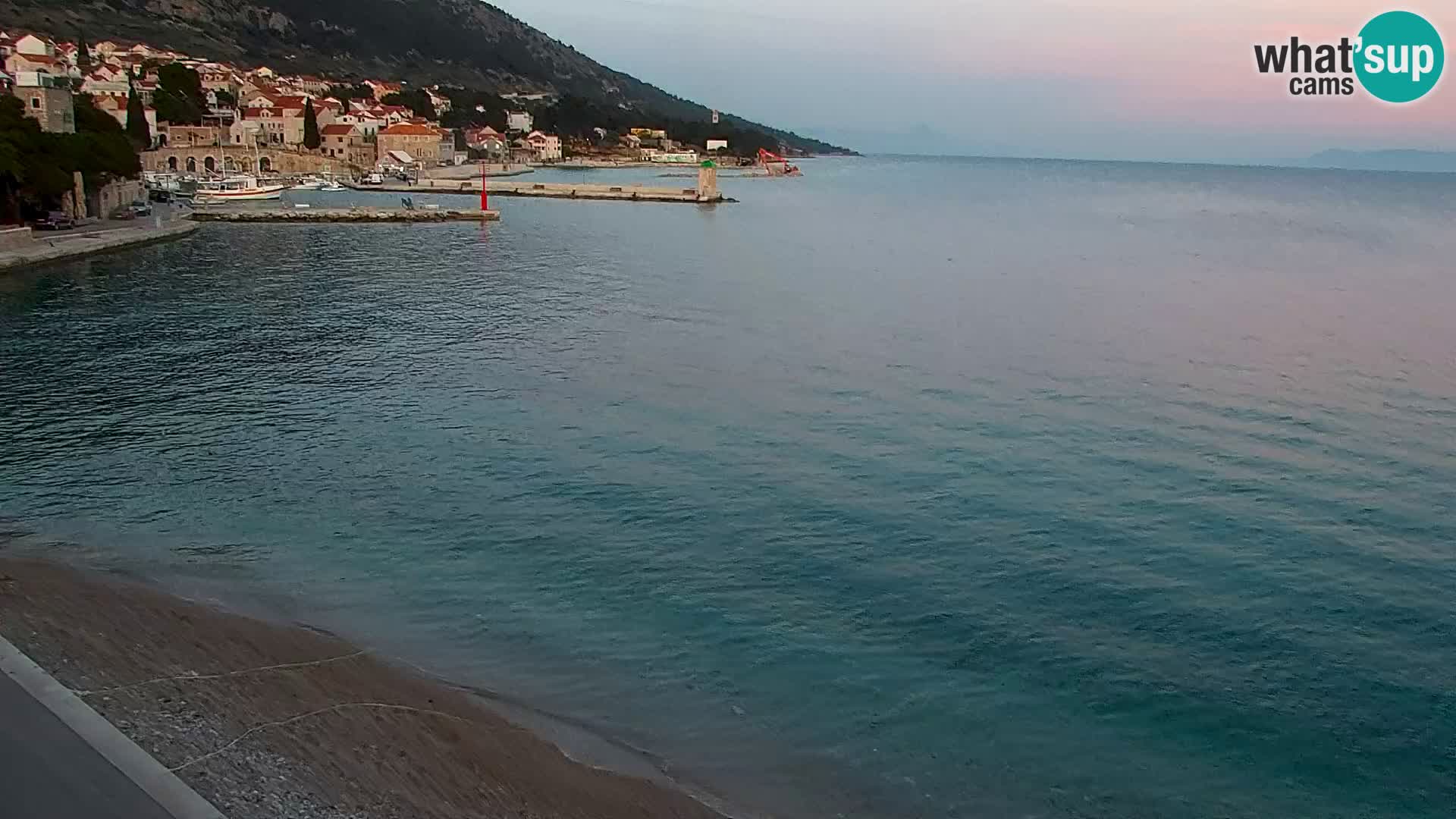 Spletna kamera Bol – Center mesta in marina v živo