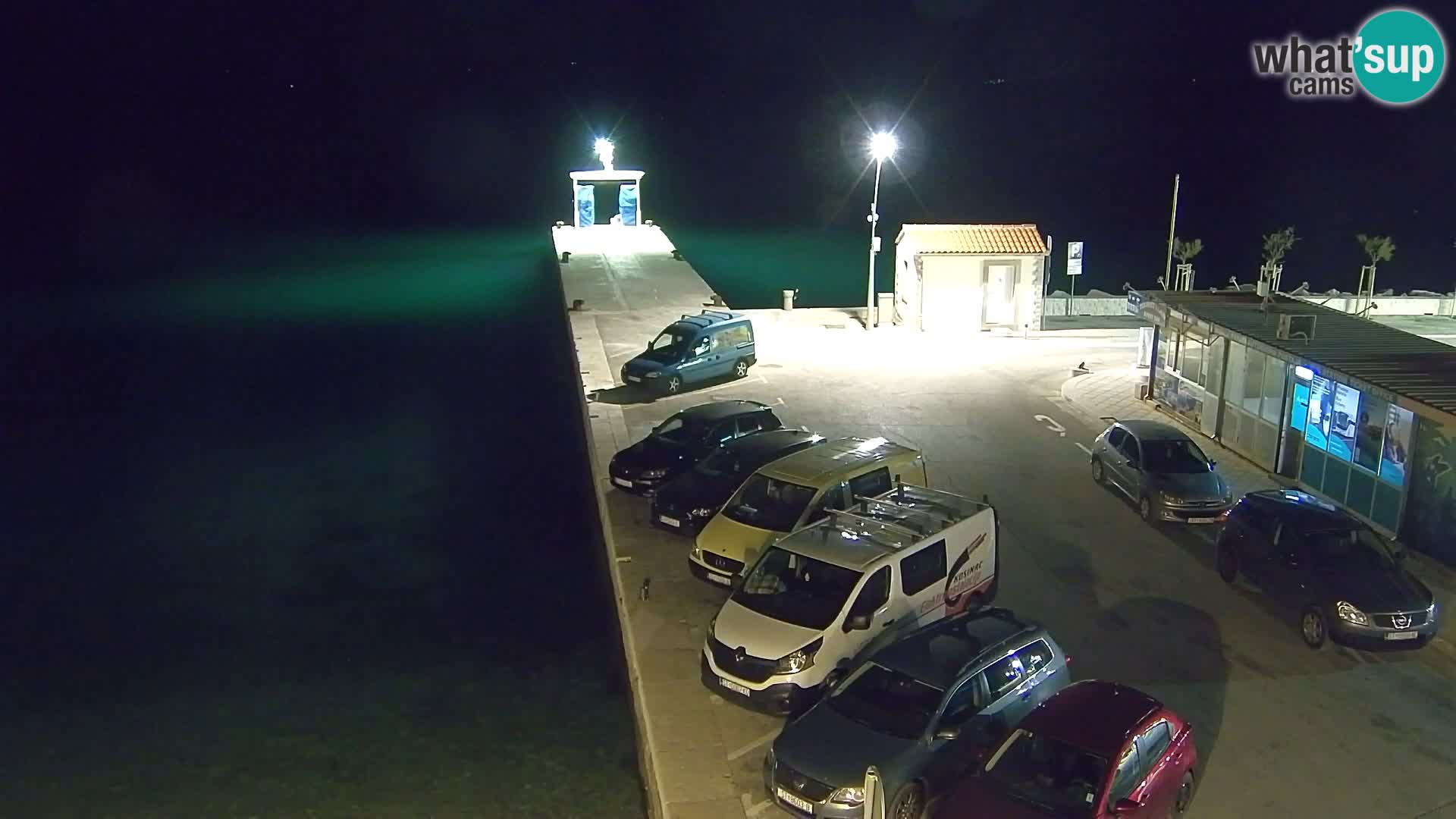 Spletna kamera Bol – Center mesta in marina v živo