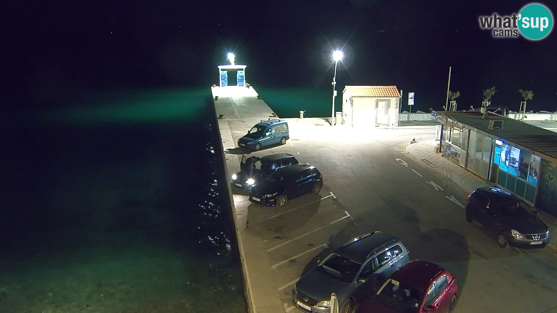 Spletna kamera Bol – Center mesta in marina v živo