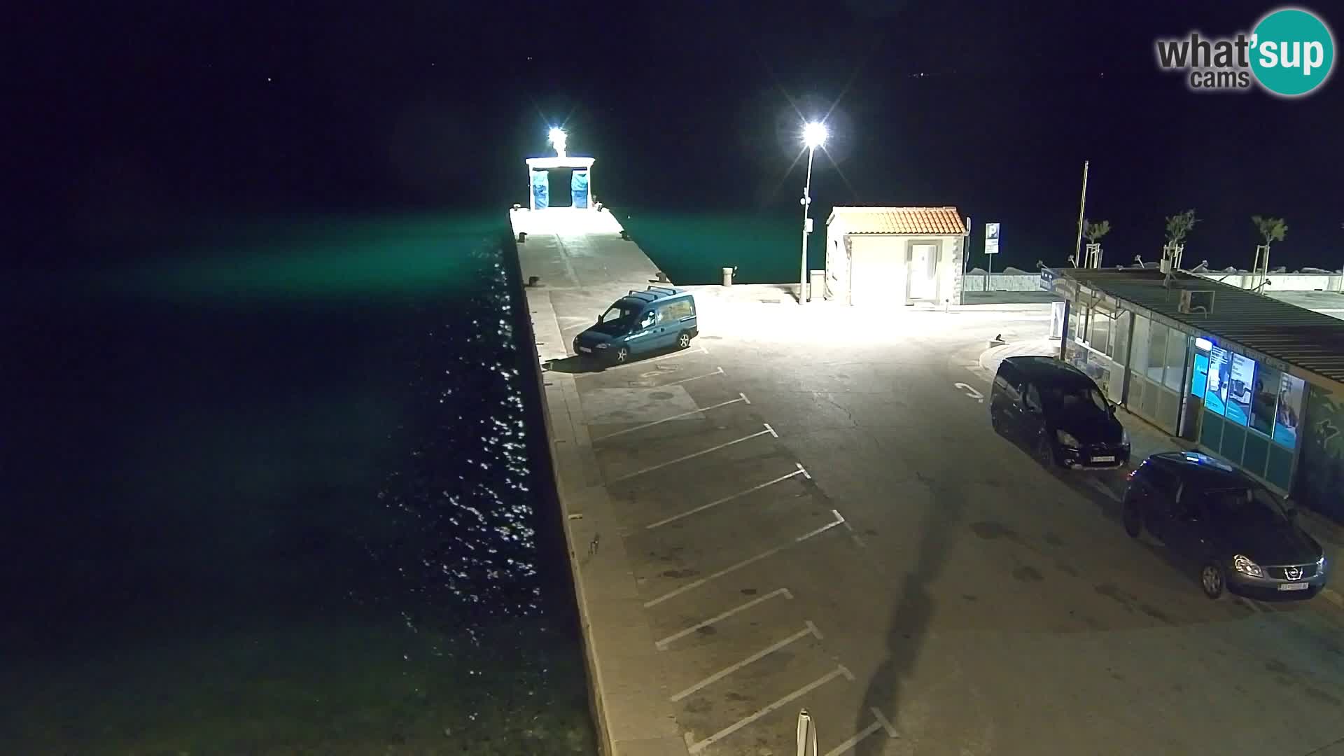 Spletna kamera Bol – Center mesta in marina v živo