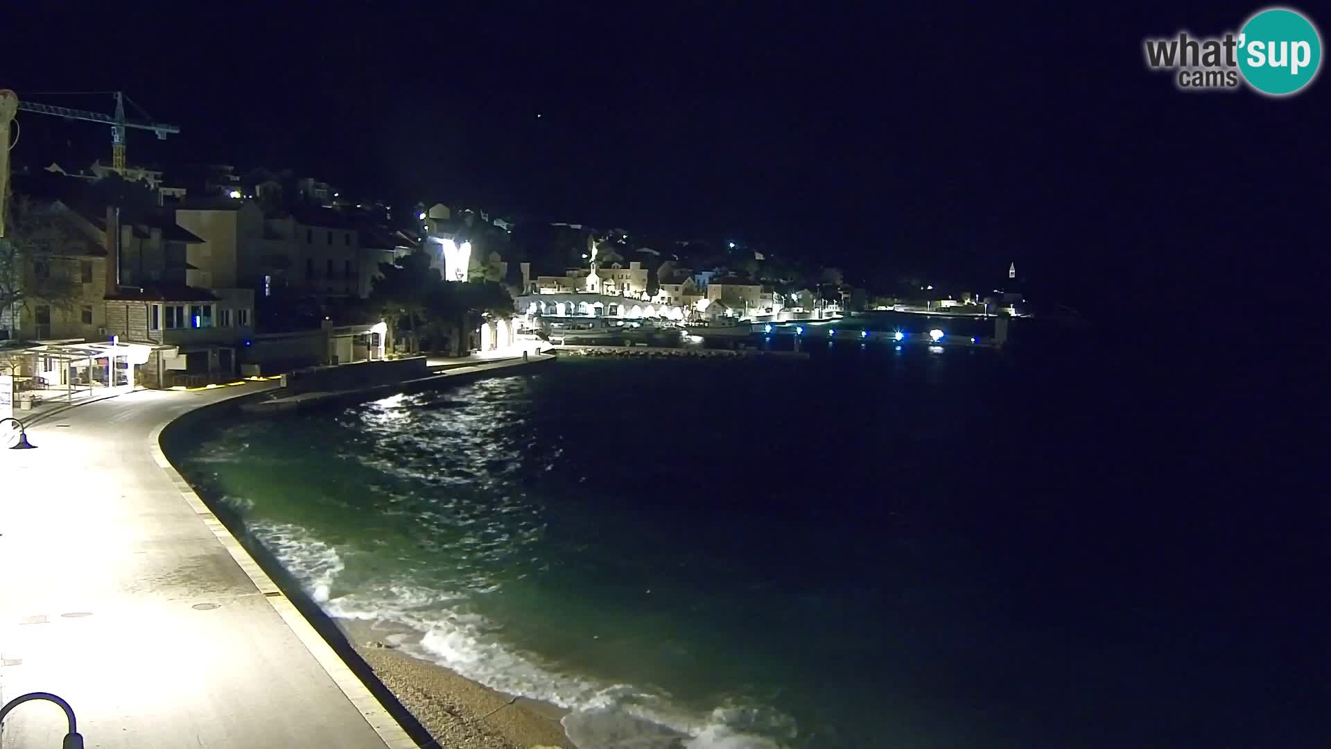 Spletna kamera Bol – Center mesta in marina v živo