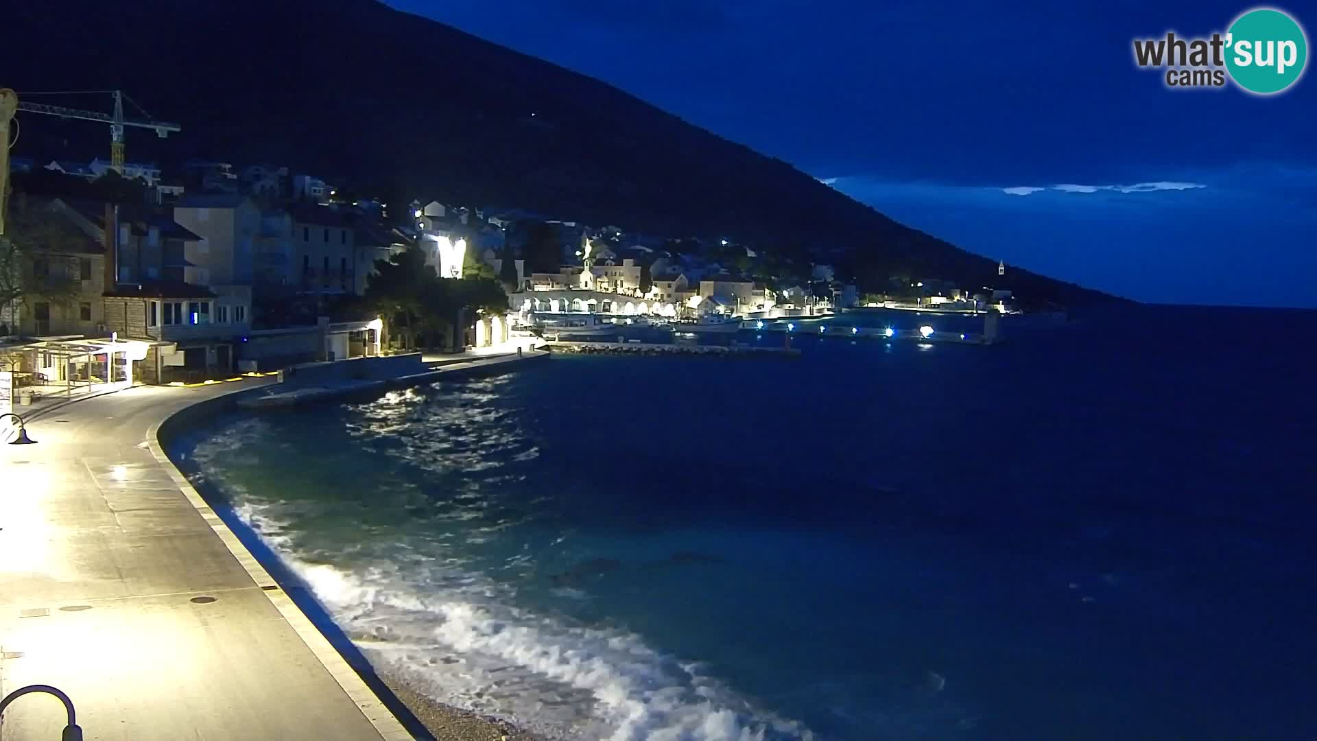 Spletna kamera Bol – Center mesta in marina v živo