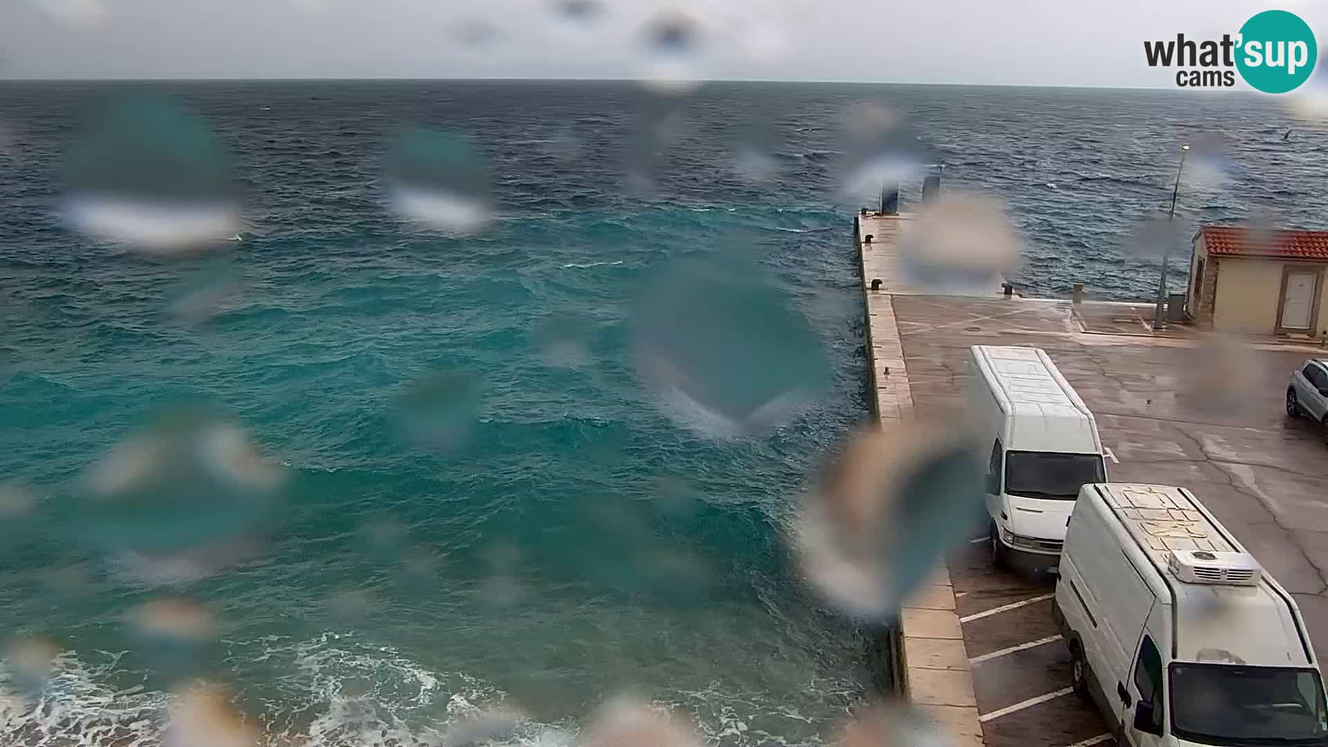 Spletna kamera Bol – Center mesta in marina v živo