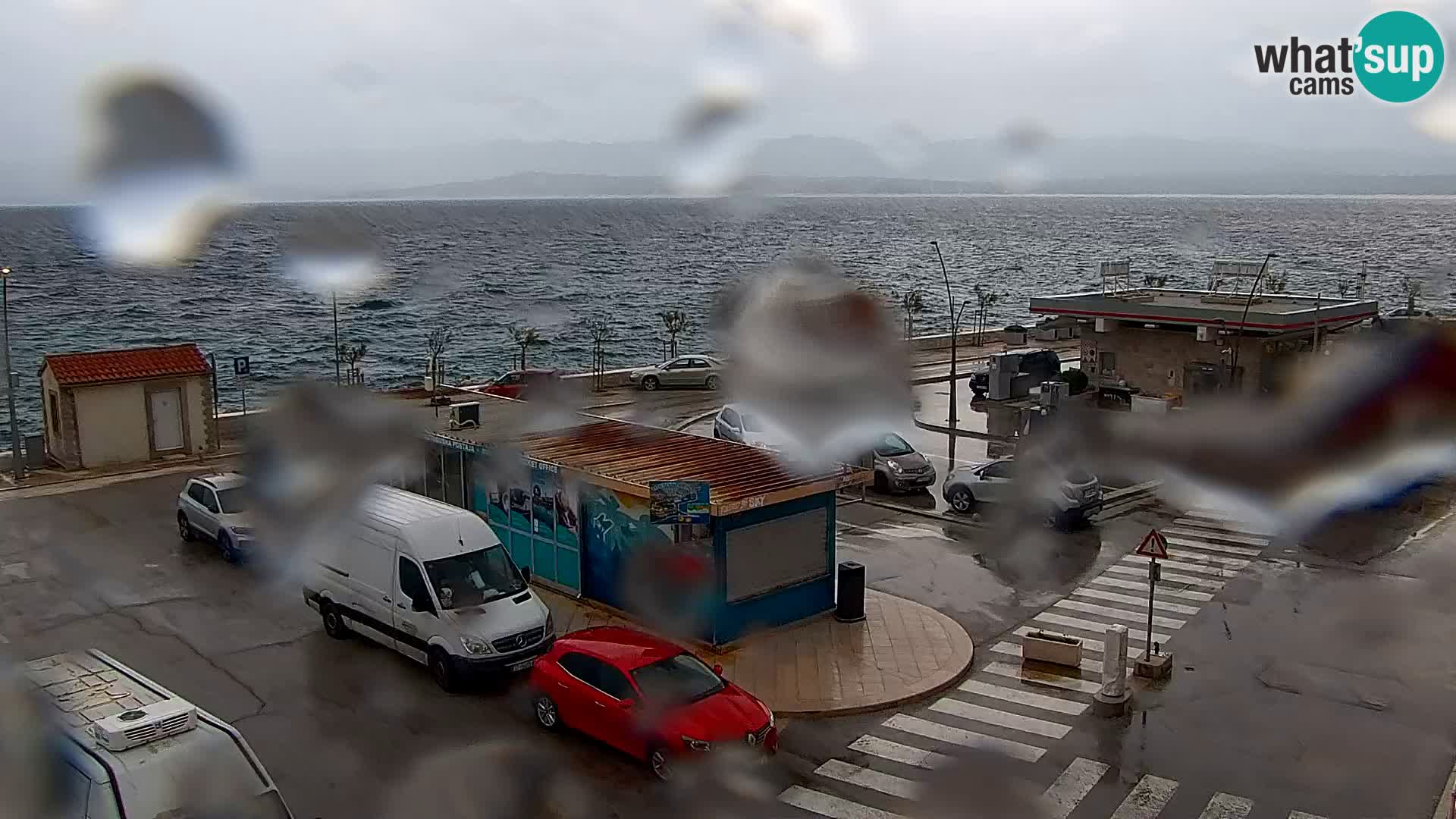 Spletna kamera Bol – Center mesta in marina v živo