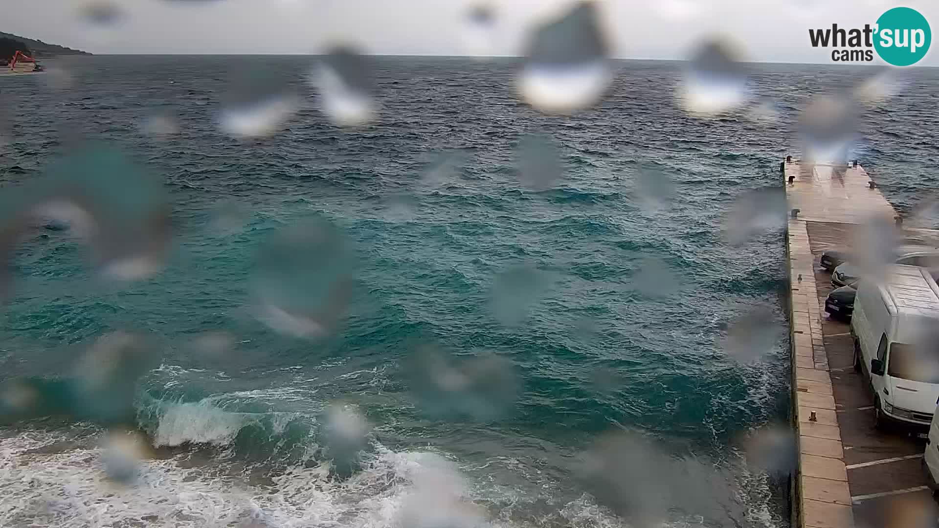 Spletna kamera Bol – Center mesta in marina v živo