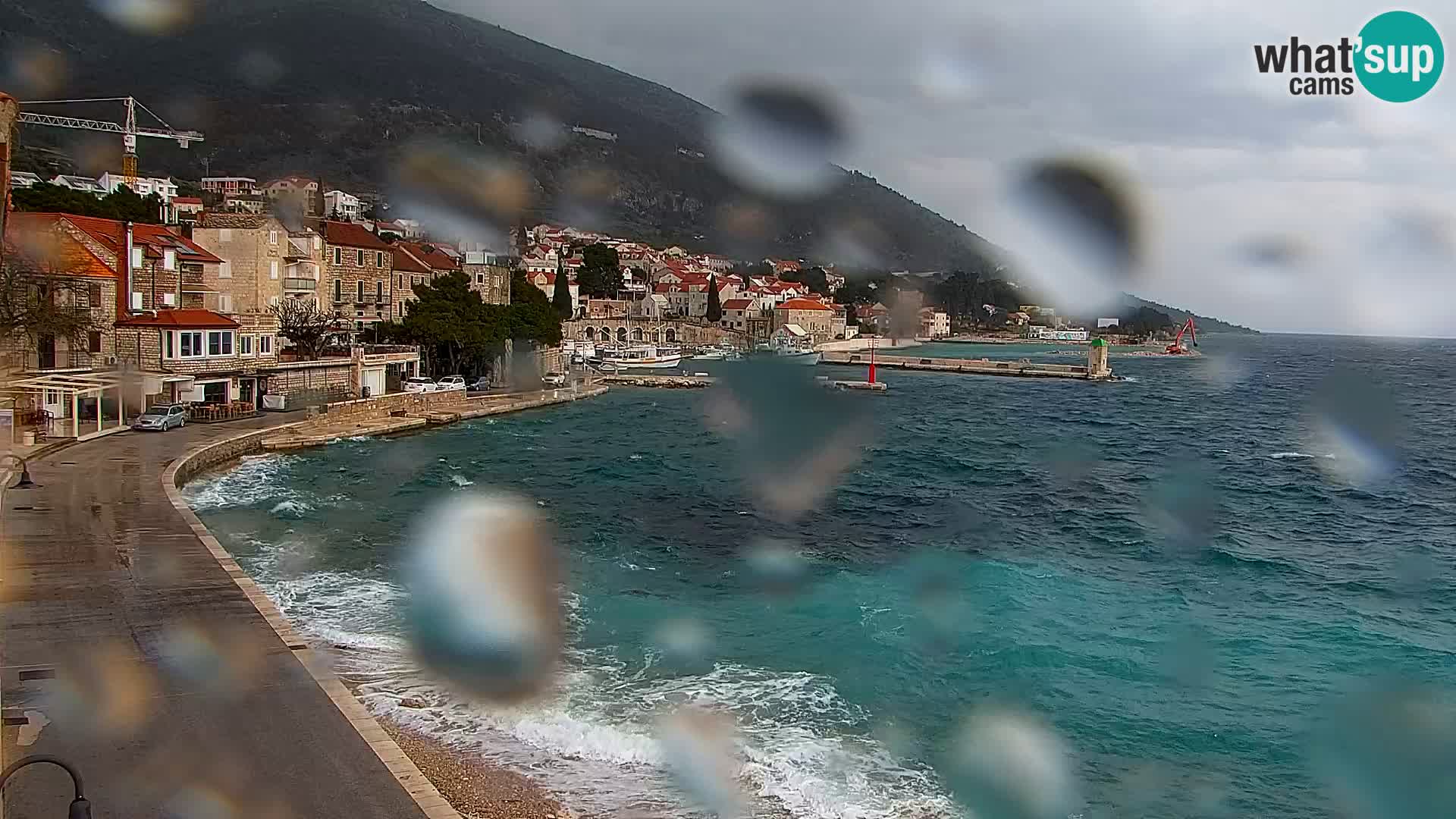 Spletna kamera Bol – Center mesta in marina v živo