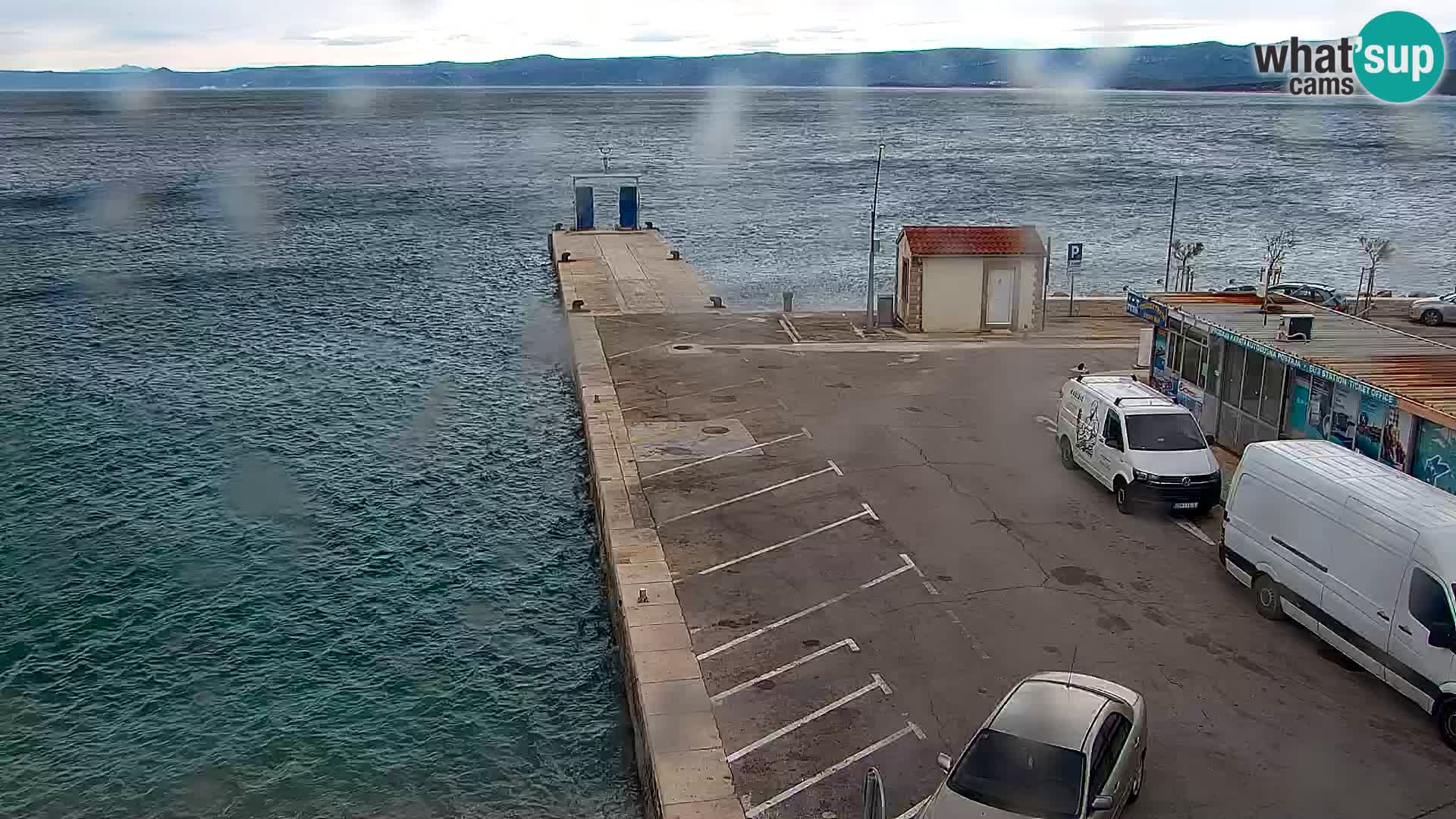 Spletna kamera Bol – Center mesta in marina v živo