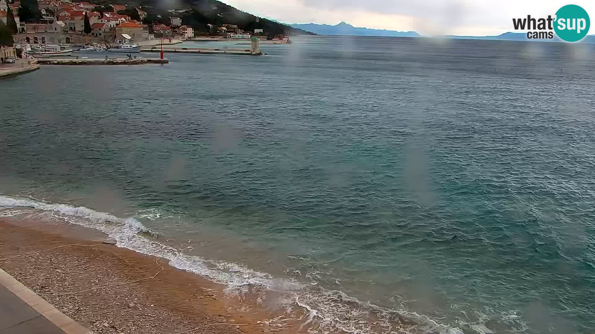 Spletna kamera Bol – Center mesta in marina v živo