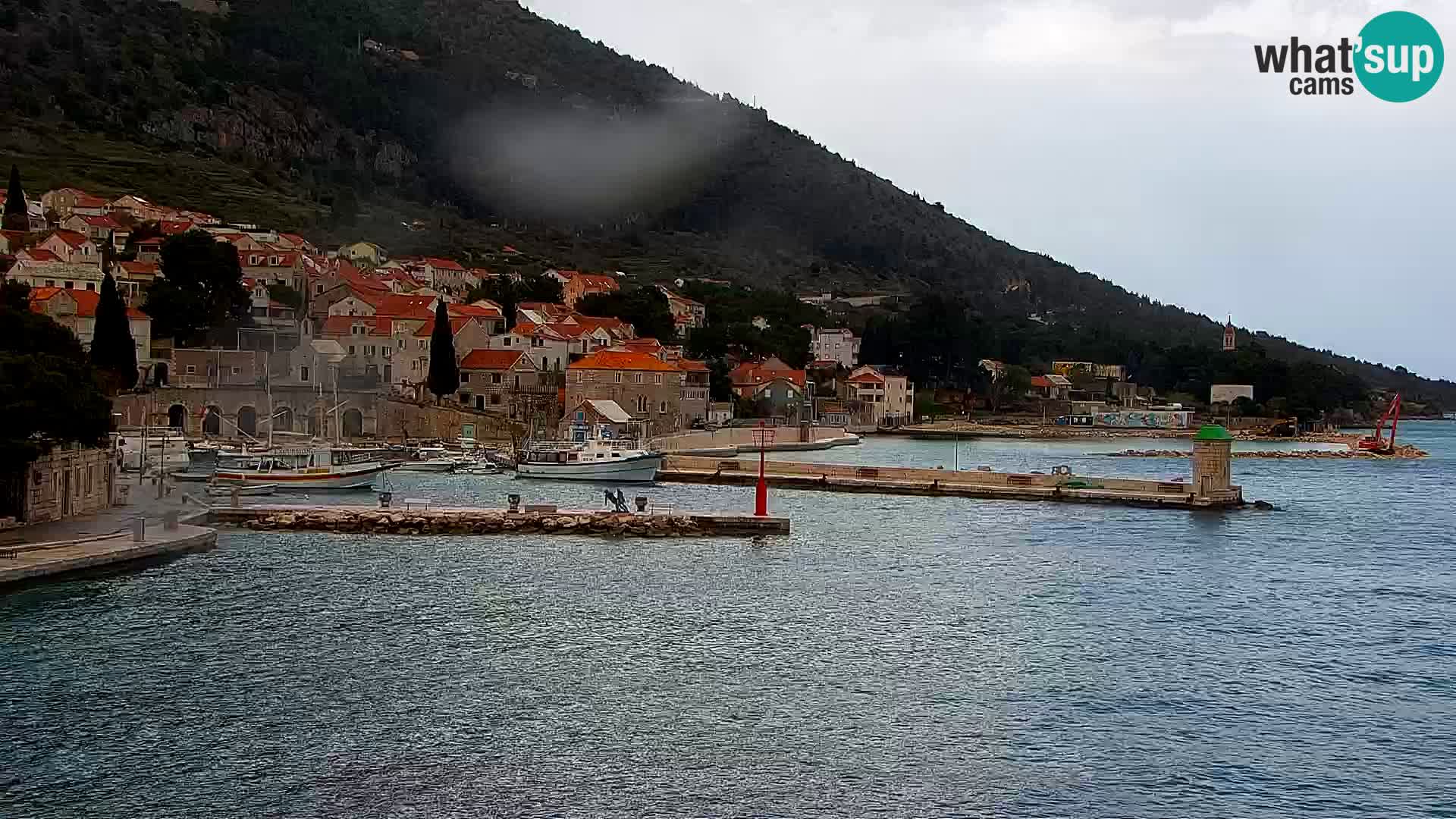 Webcam Bol Centro e Marina – Vista live dal porto di Bol