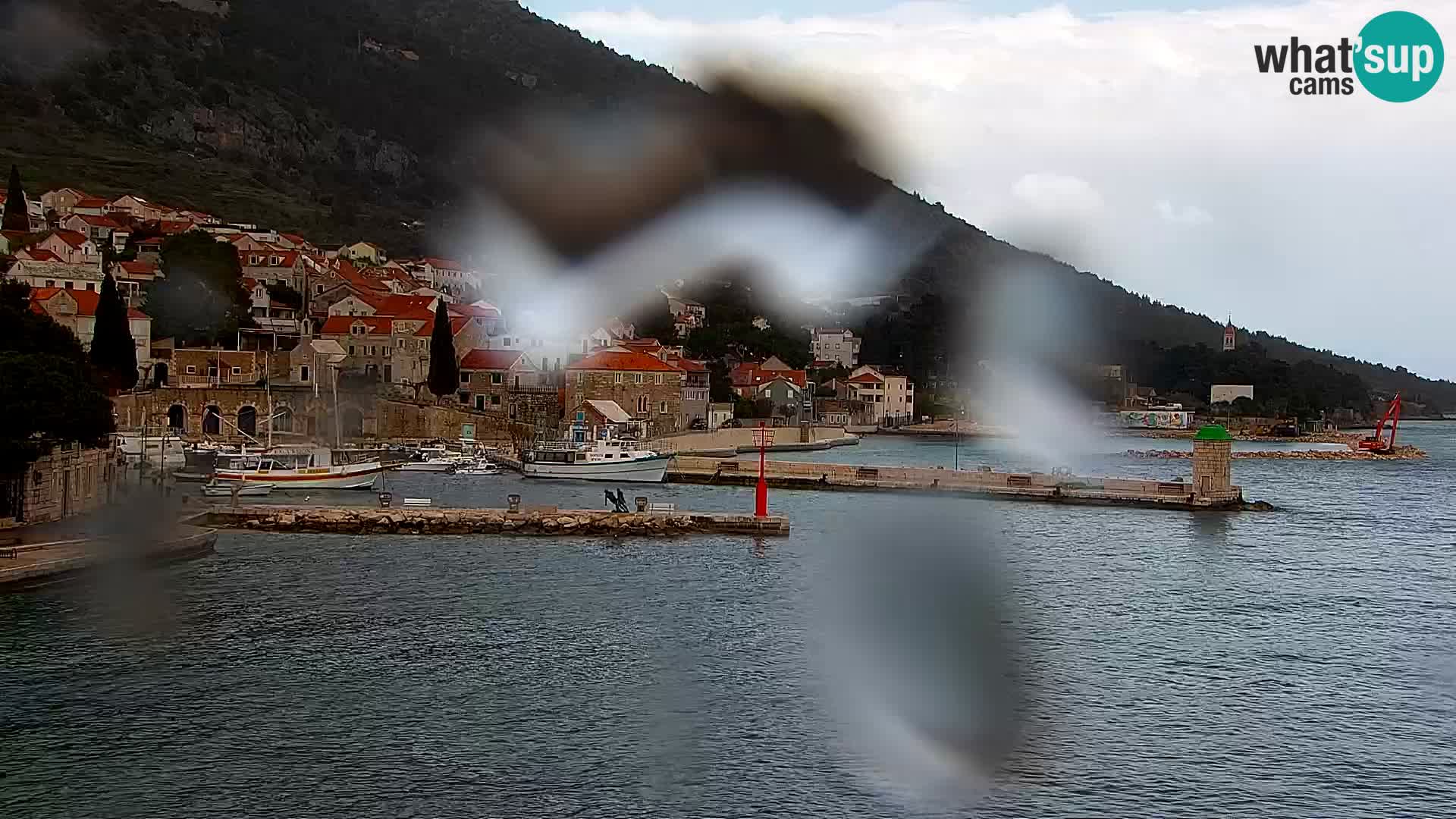 Spletna kamera Bol – Center mesta in marina v živo