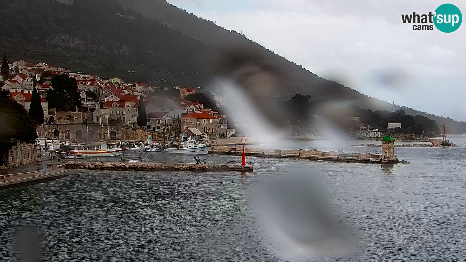 Web kamera Bol – Centar mjesta i marina | Pogled uživo