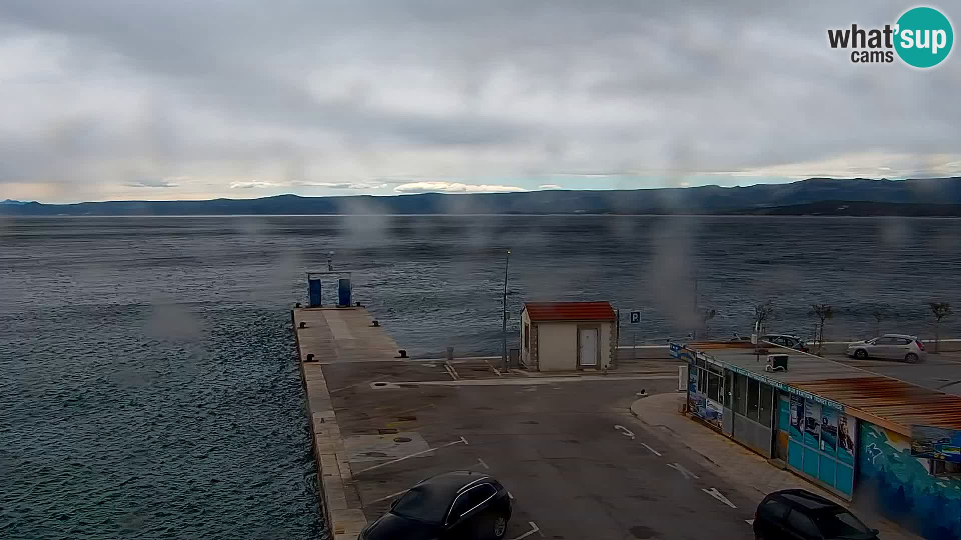 Spletna kamera Bol – Center mesta in marina v živo