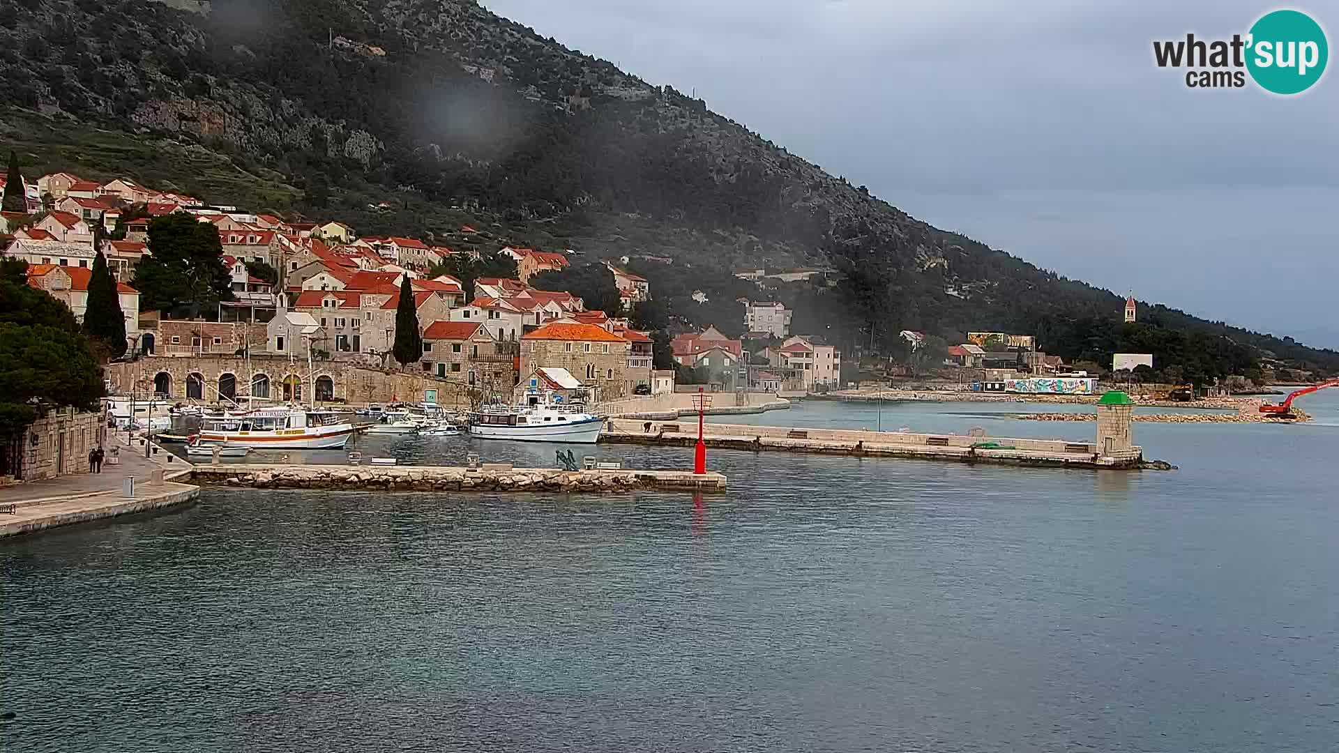 Web kamera Bol – Centar mjesta i marina | Pogled uživo