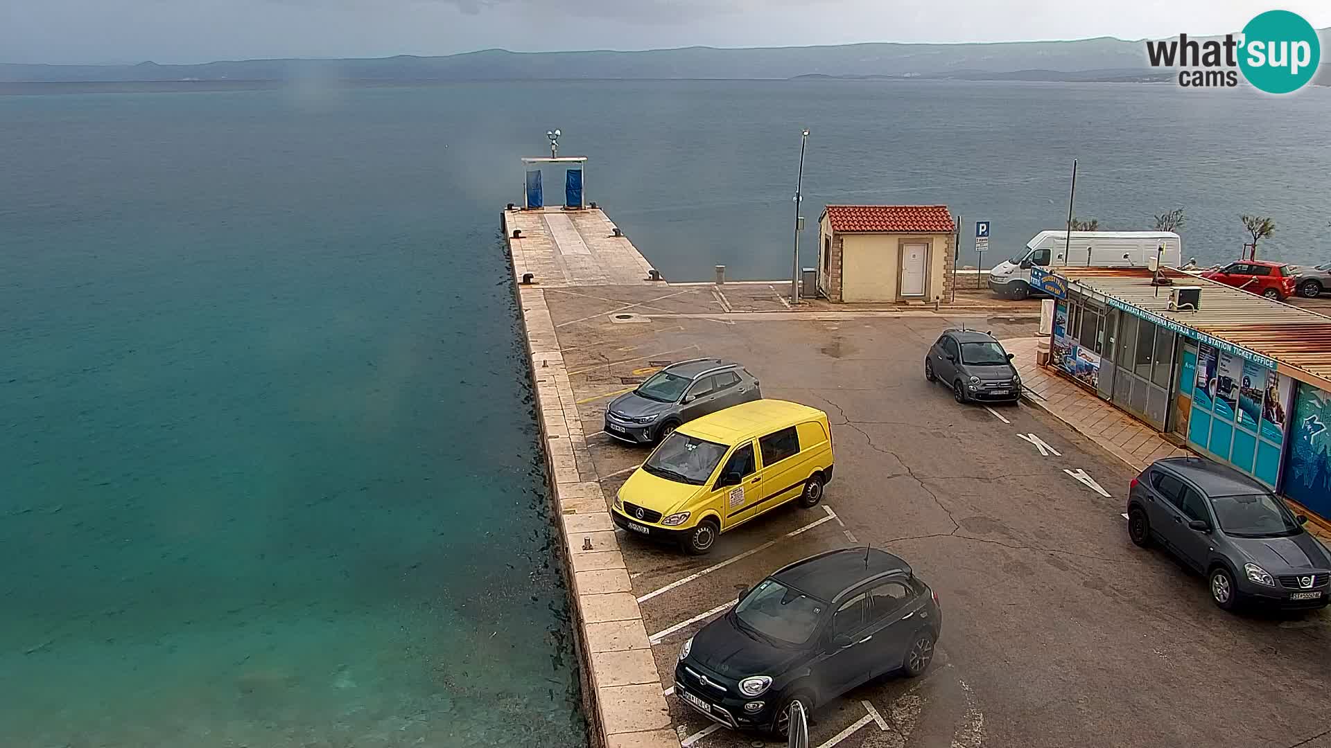 Spletna kamera Bol – Center mesta in marina v živo