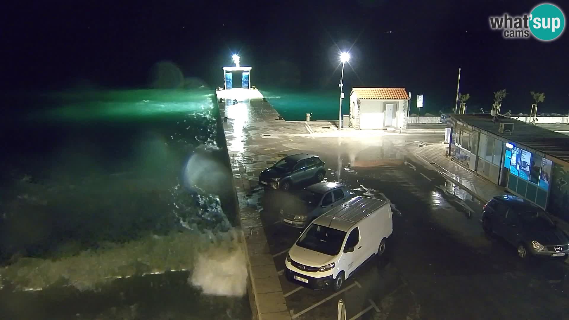 Spletna kamera Bol – Center mesta in marina v živo