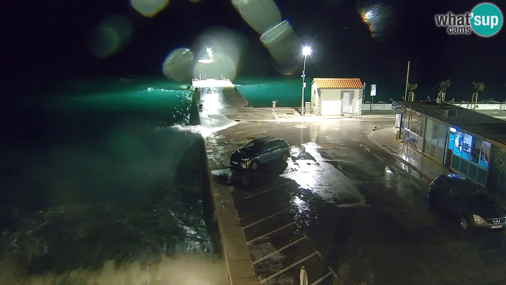 Spletna kamera Bol – Center mesta in marina v živo