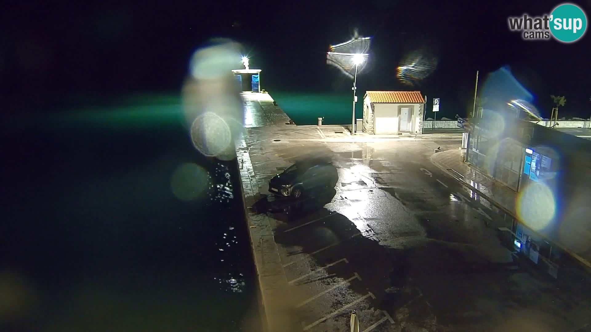 Spletna kamera Bol – Center mesta in marina v živo