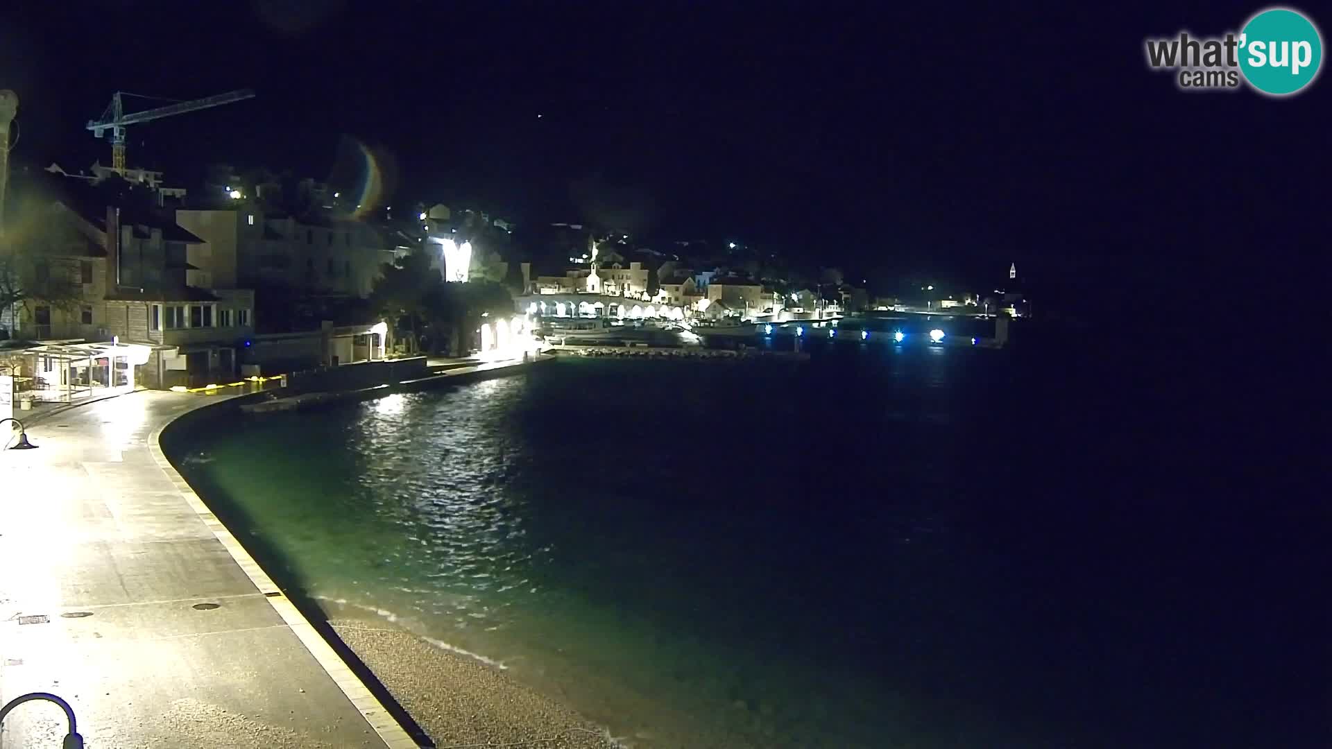 Spletna kamera Bol – Center mesta in marina v živo