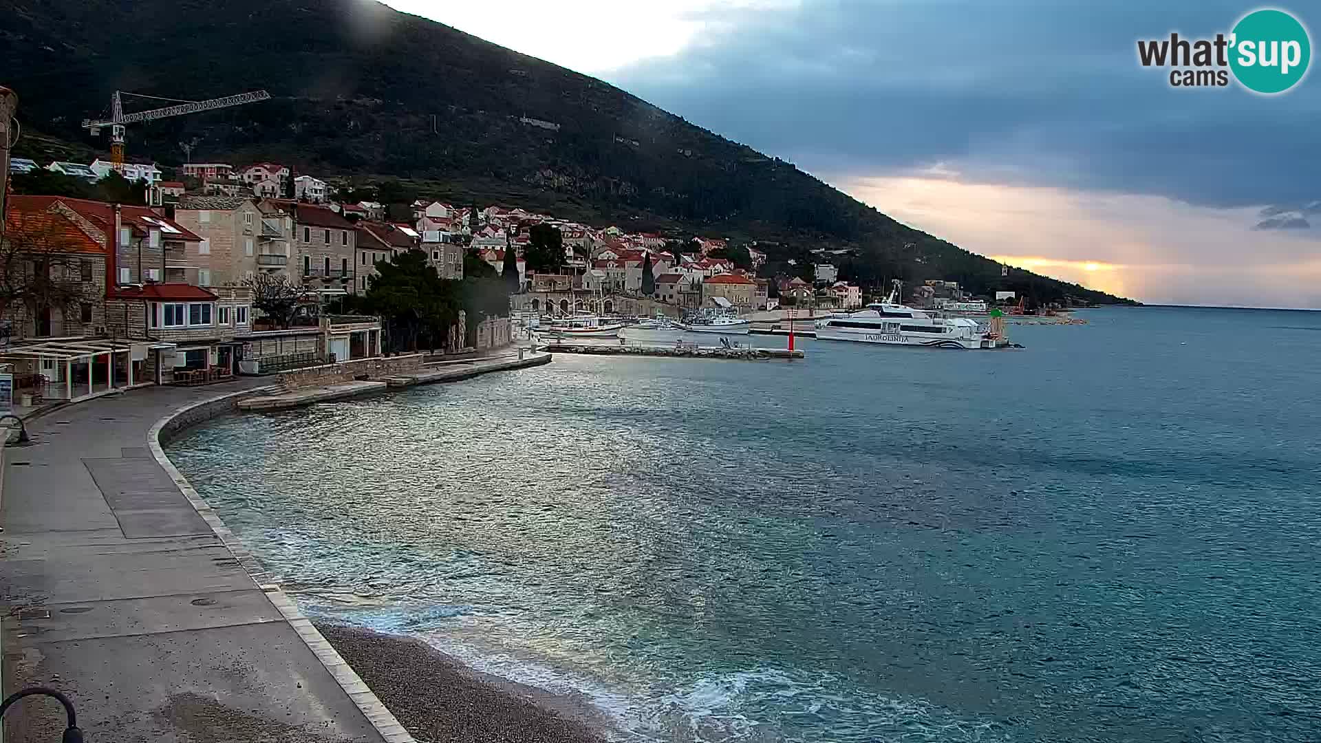Webcam Bol Centro e Marina – Vista live dal porto di Bol