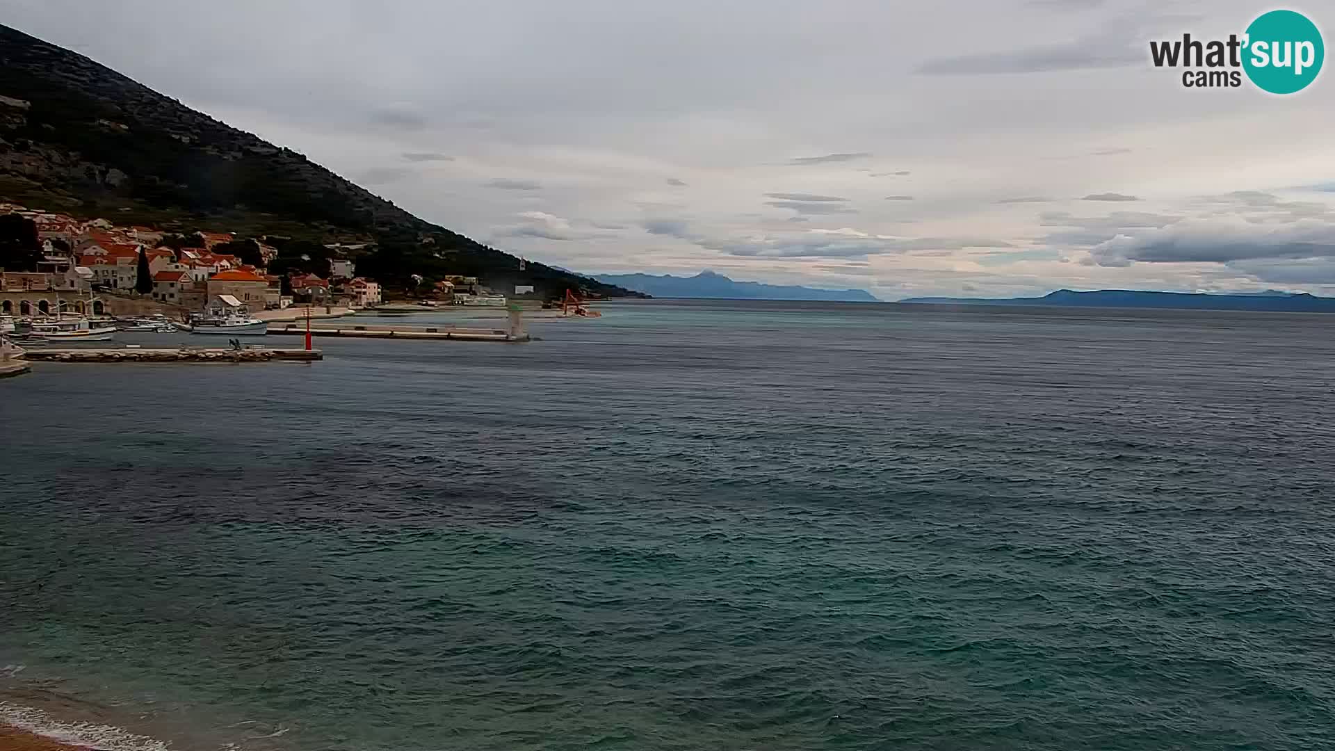 Spletna kamera Bol – Center mesta in marina v živo