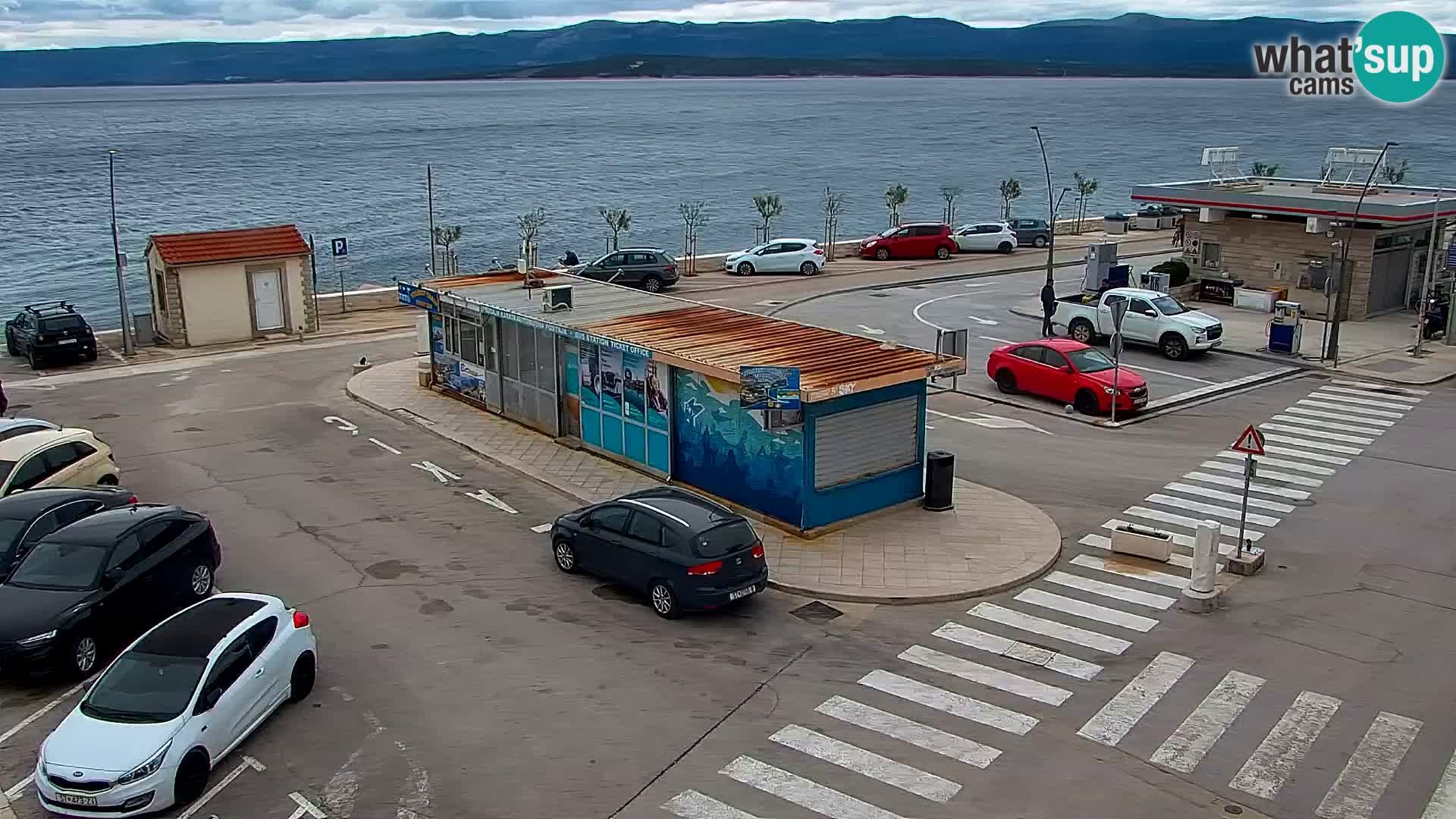 Spletna kamera Bol – Center mesta in marina v živo