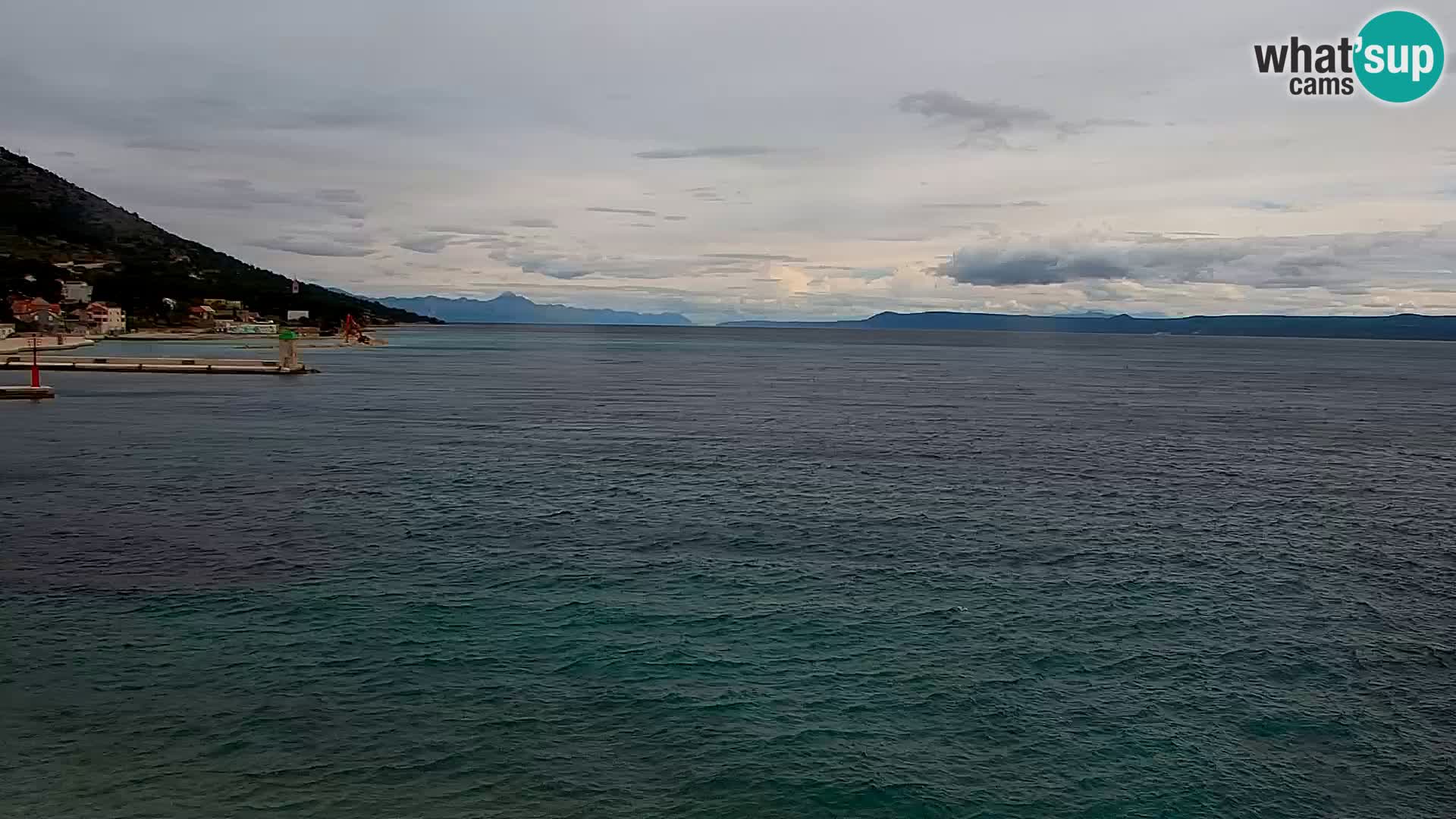 Spletna kamera Bol – Center mesta in marina v živo