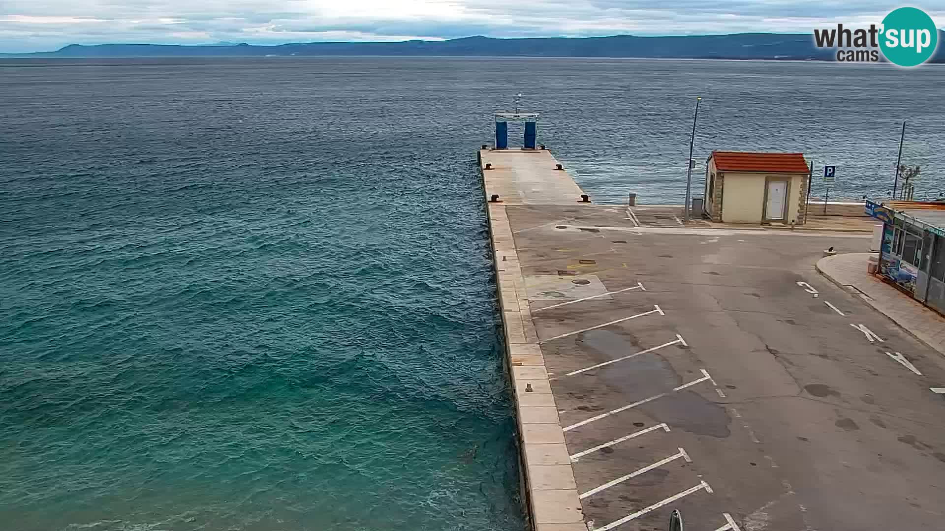 Spletna kamera Bol – Center mesta in marina v živo