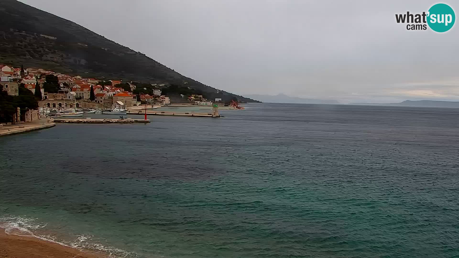 Spletna kamera Bol – Center mesta in marina v živo