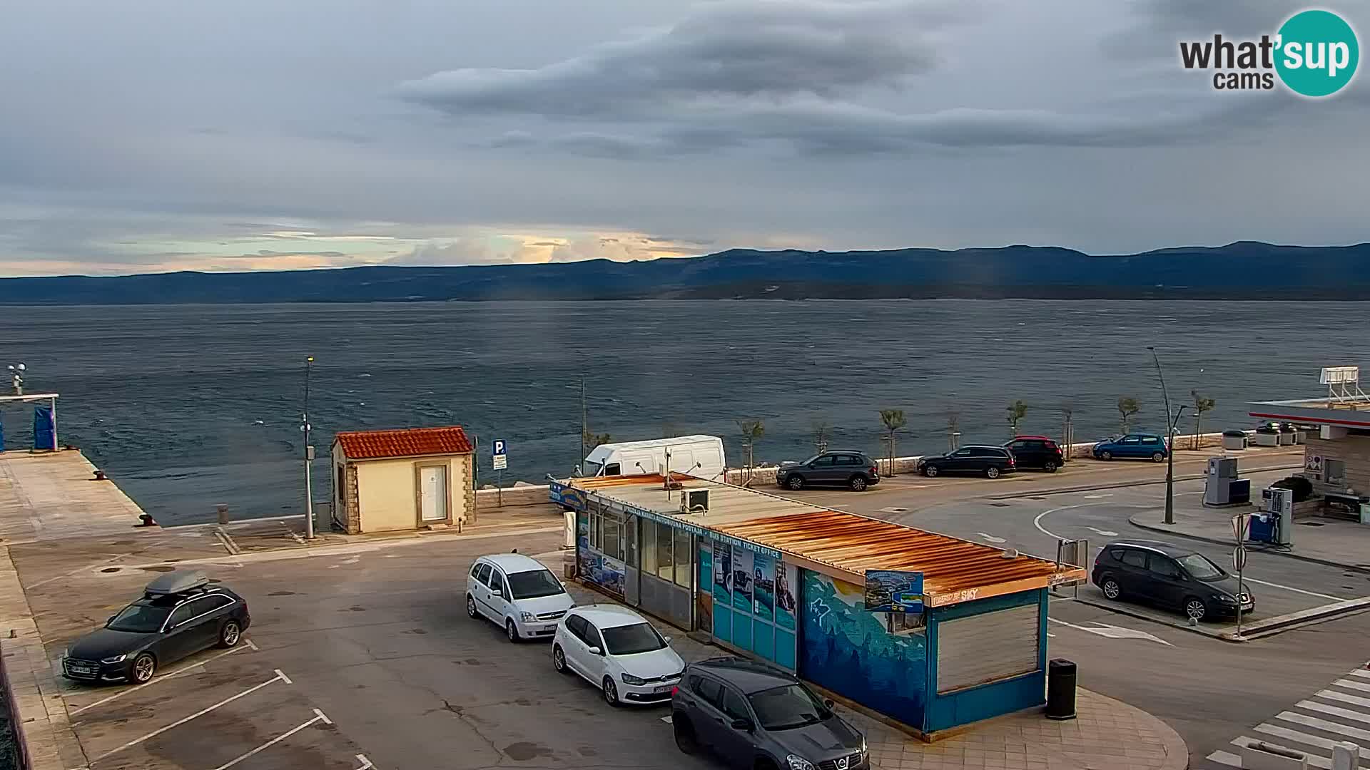 Spletna kamera Bol – Center mesta in marina v živo