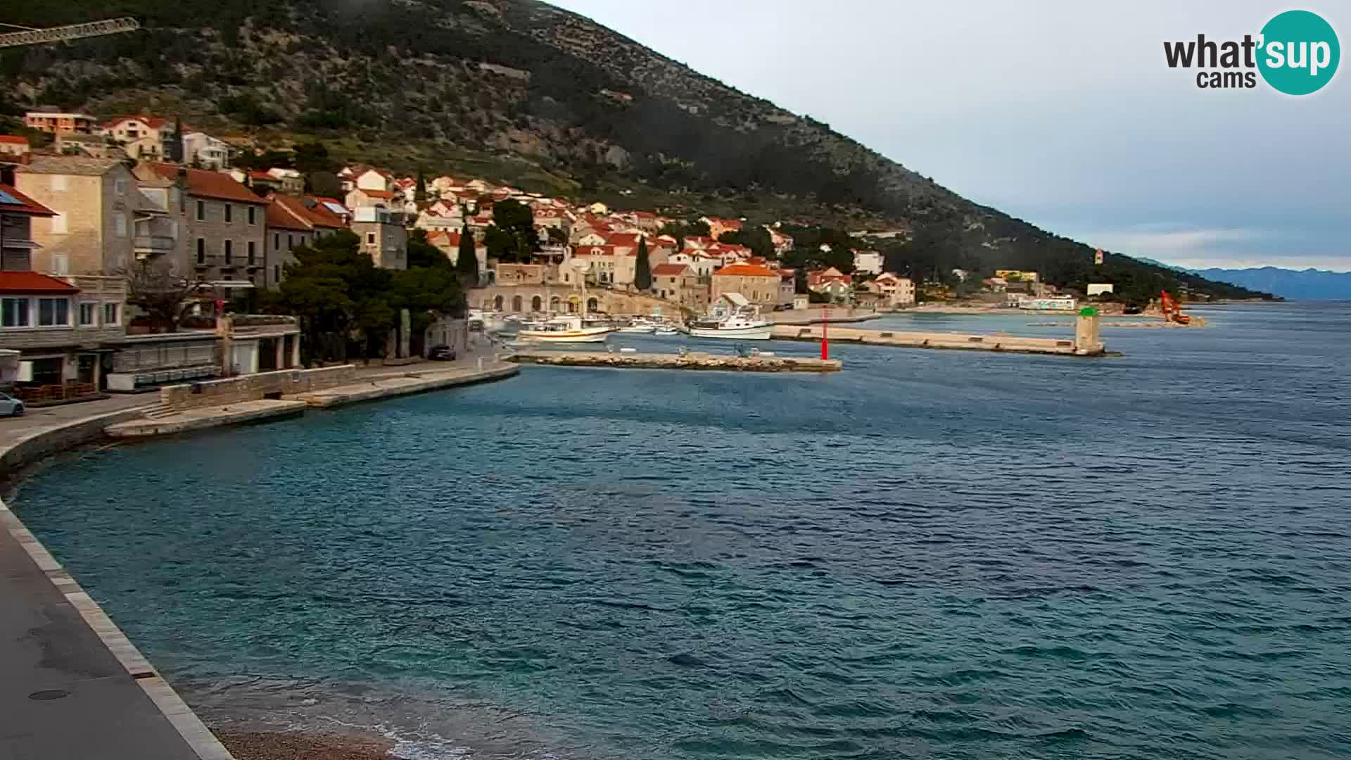 Spletna kamera Bol – Center mesta in marina v živo