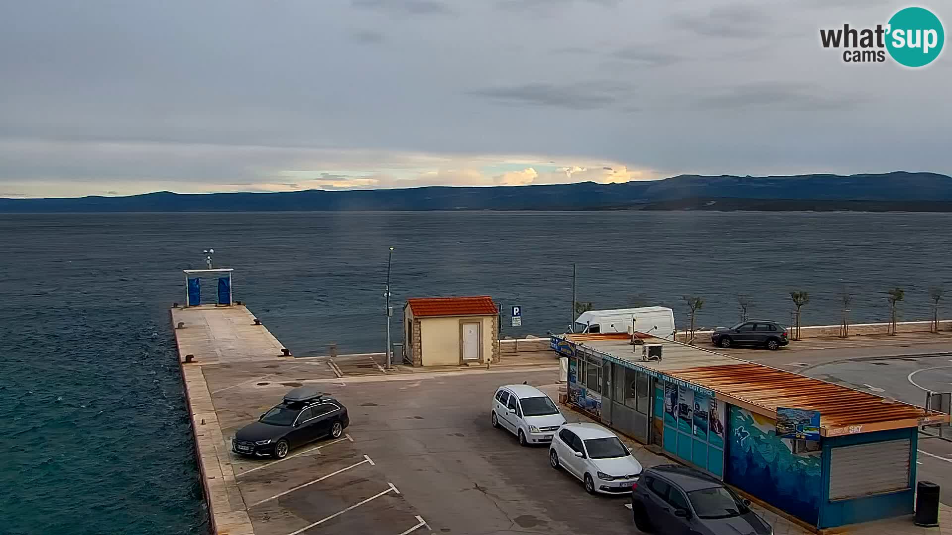 Spletna kamera Bol – Center mesta in marina v živo