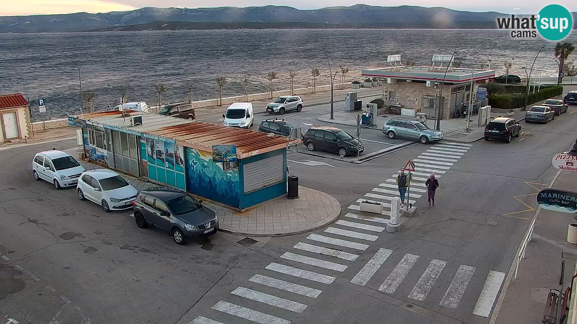 Spletna kamera Bol – Center mesta in marina v živo