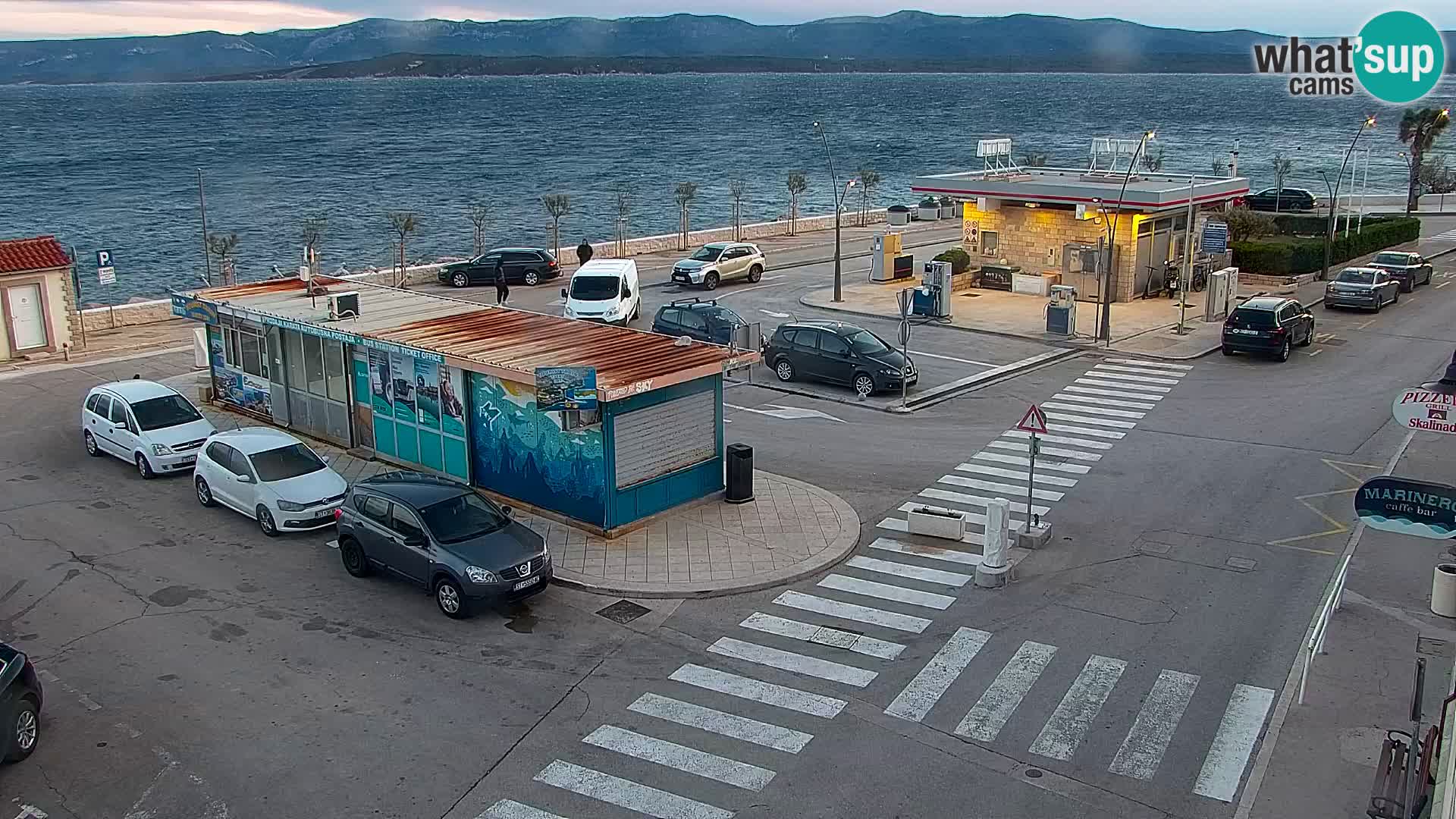 Spletna kamera Bol – Center mesta in marina v živo