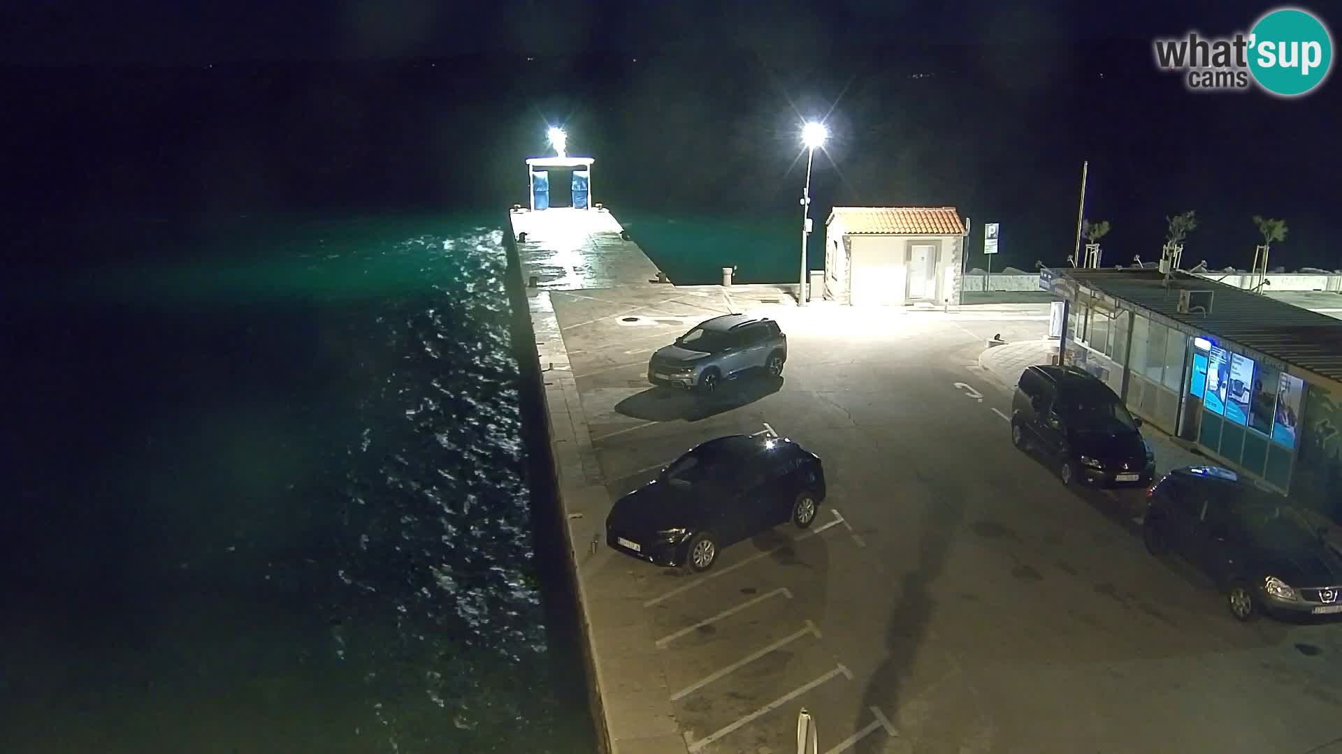 Spletna kamera Bol – Center mesta in marina v živo