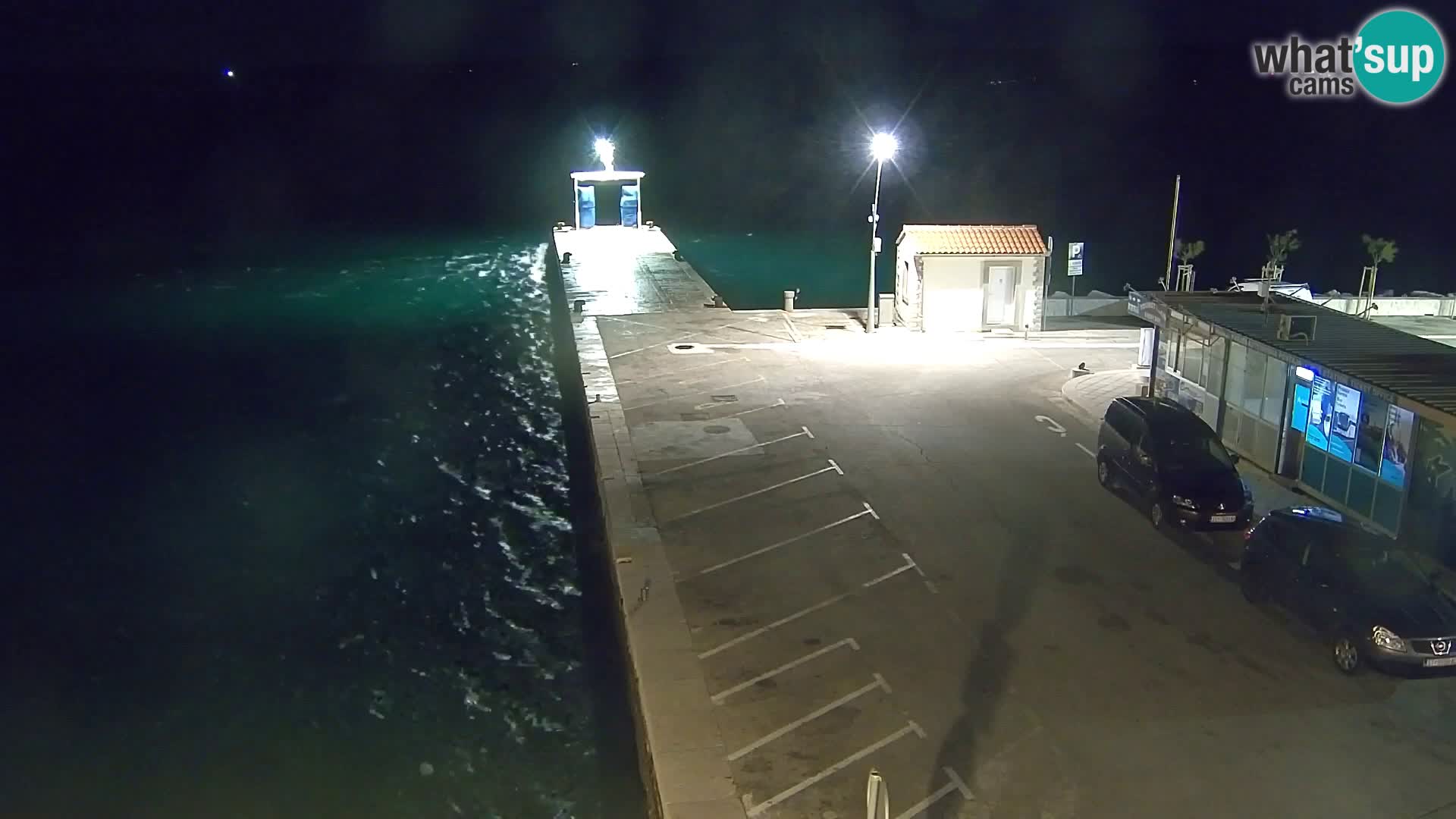 Spletna kamera Bol – Center mesta in marina v živo