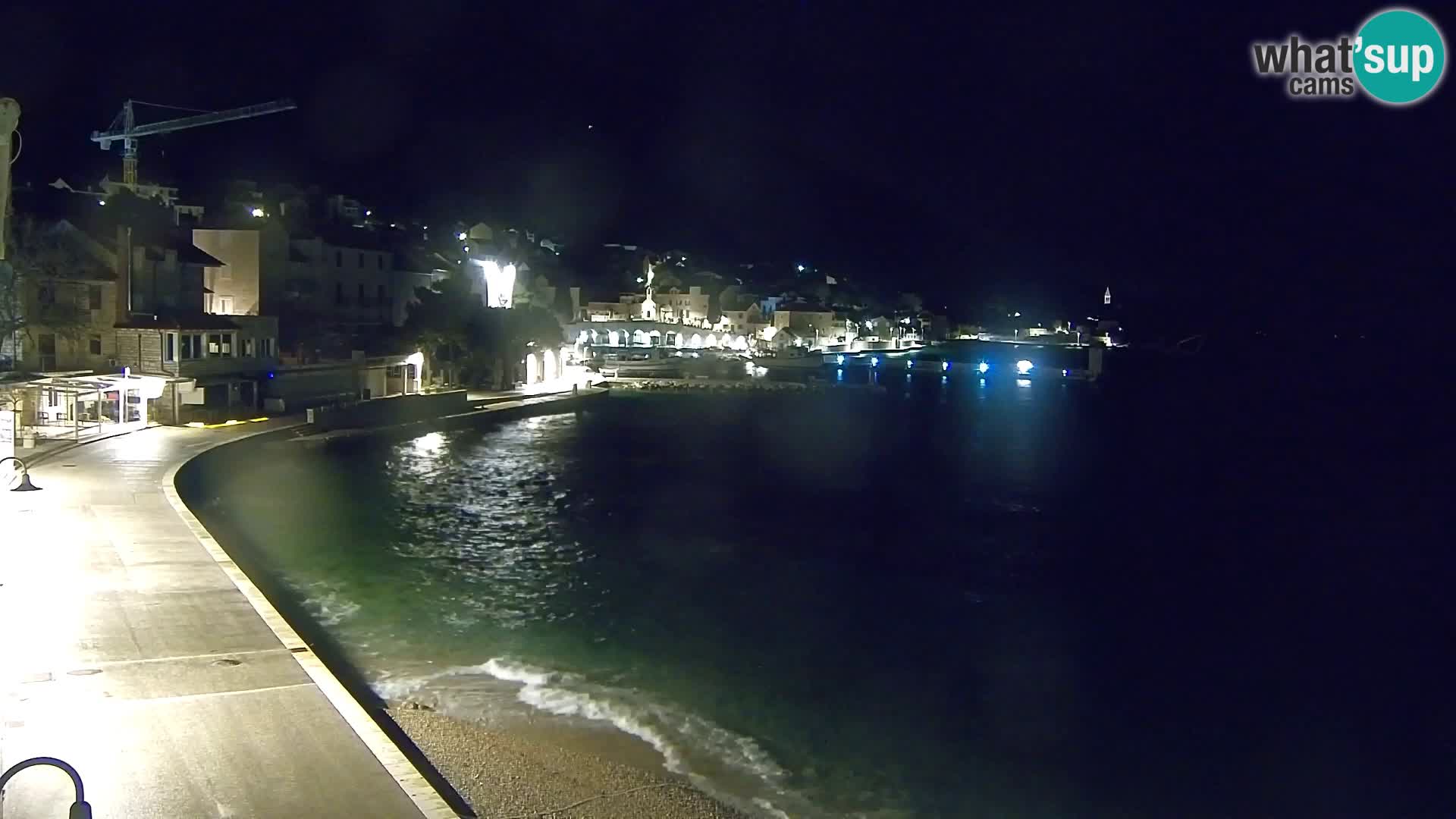 Spletna kamera Bol – Center mesta in marina v živo