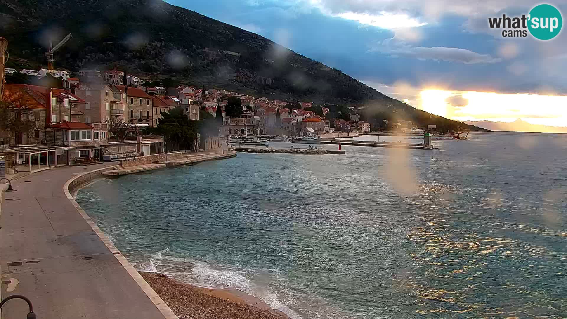 Spletna kamera Bol – Center mesta in marina v živo