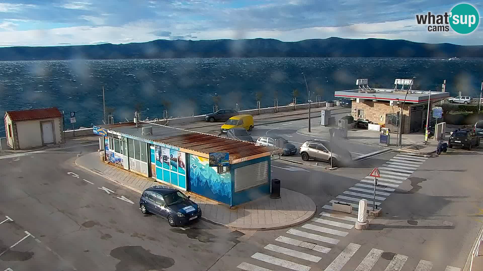 Spletna kamera Bol – Center mesta in marina v živo