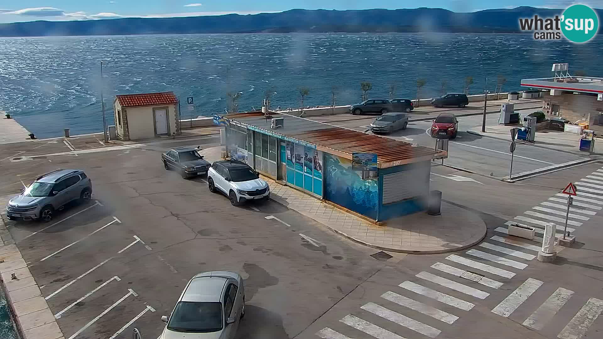 Spletna kamera Bol – Center mesta in marina v živo