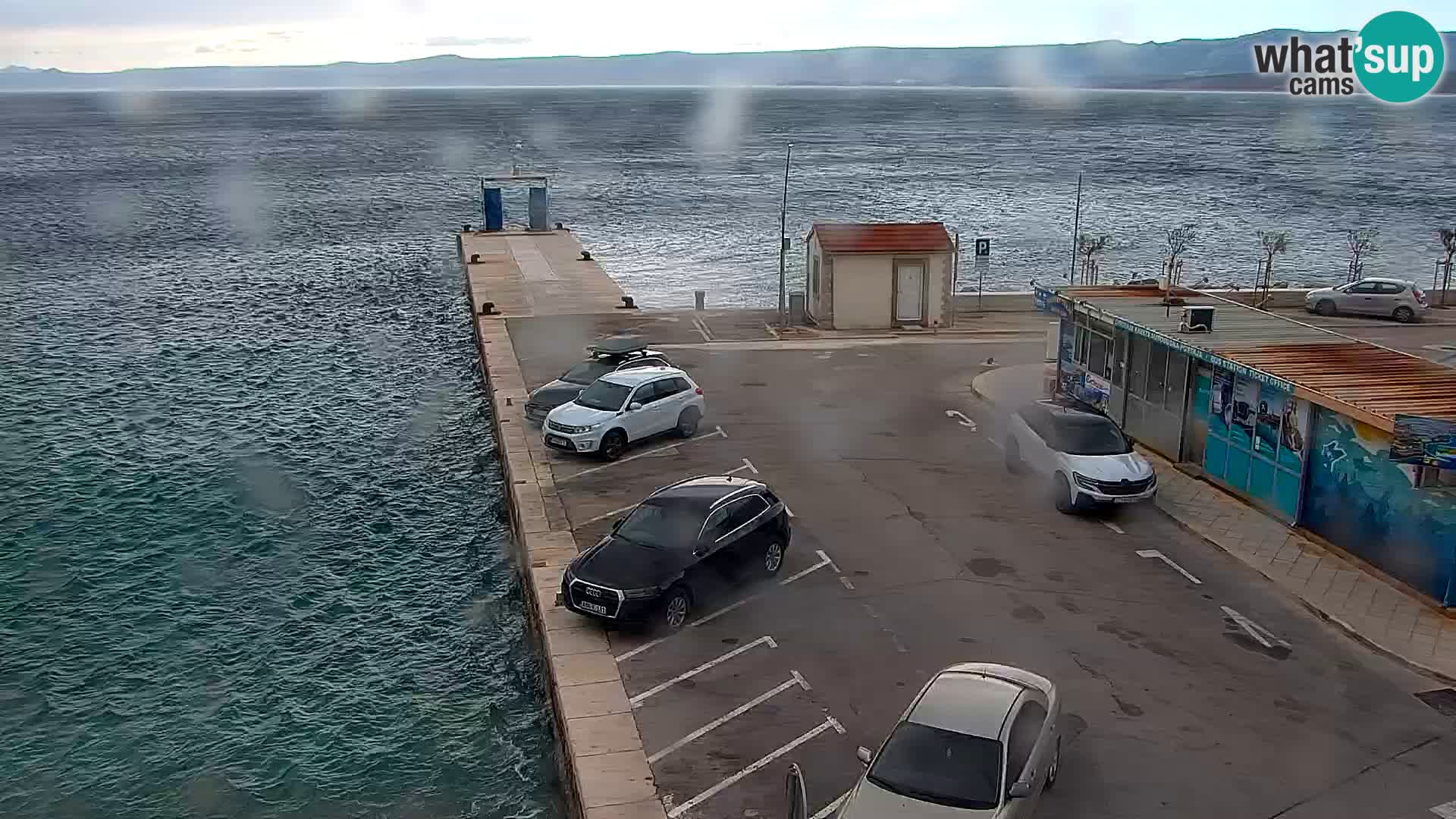 Spletna kamera Bol – Center mesta in marina v živo