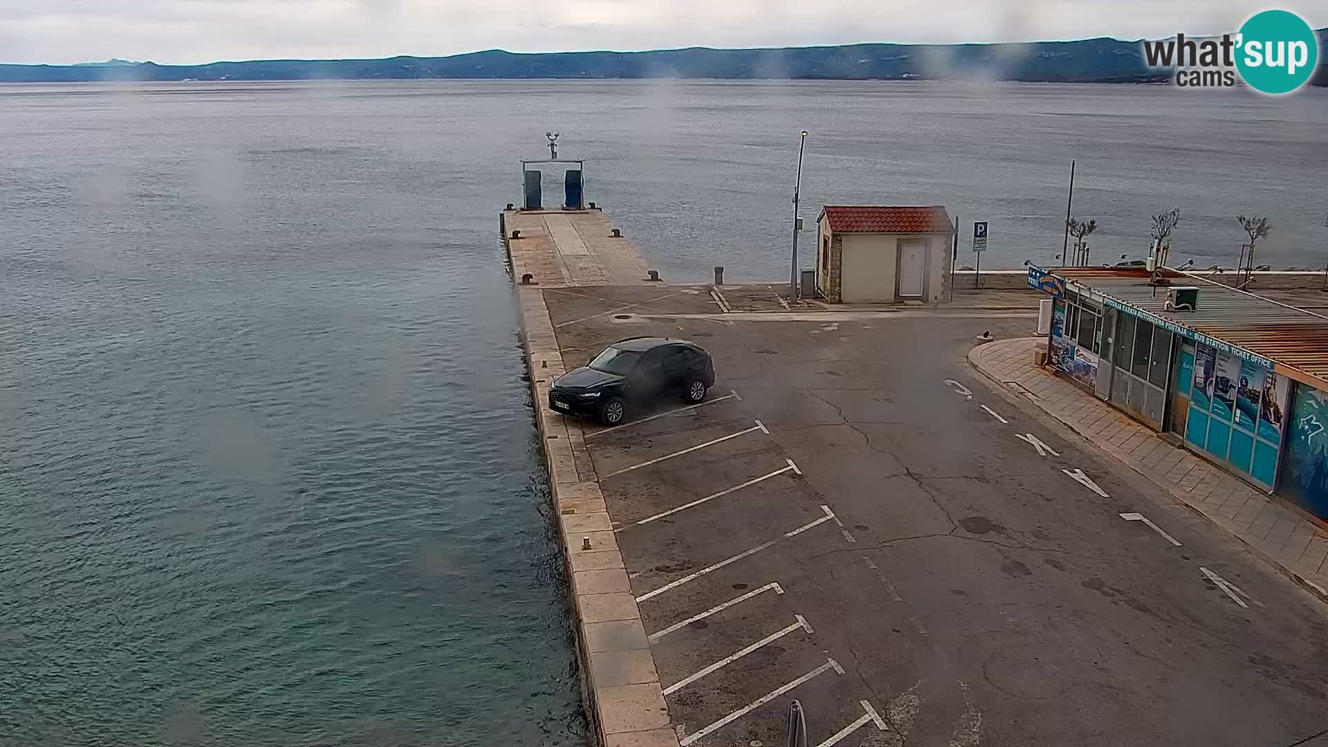 Spletna kamera Bol – Center mesta in marina v živo