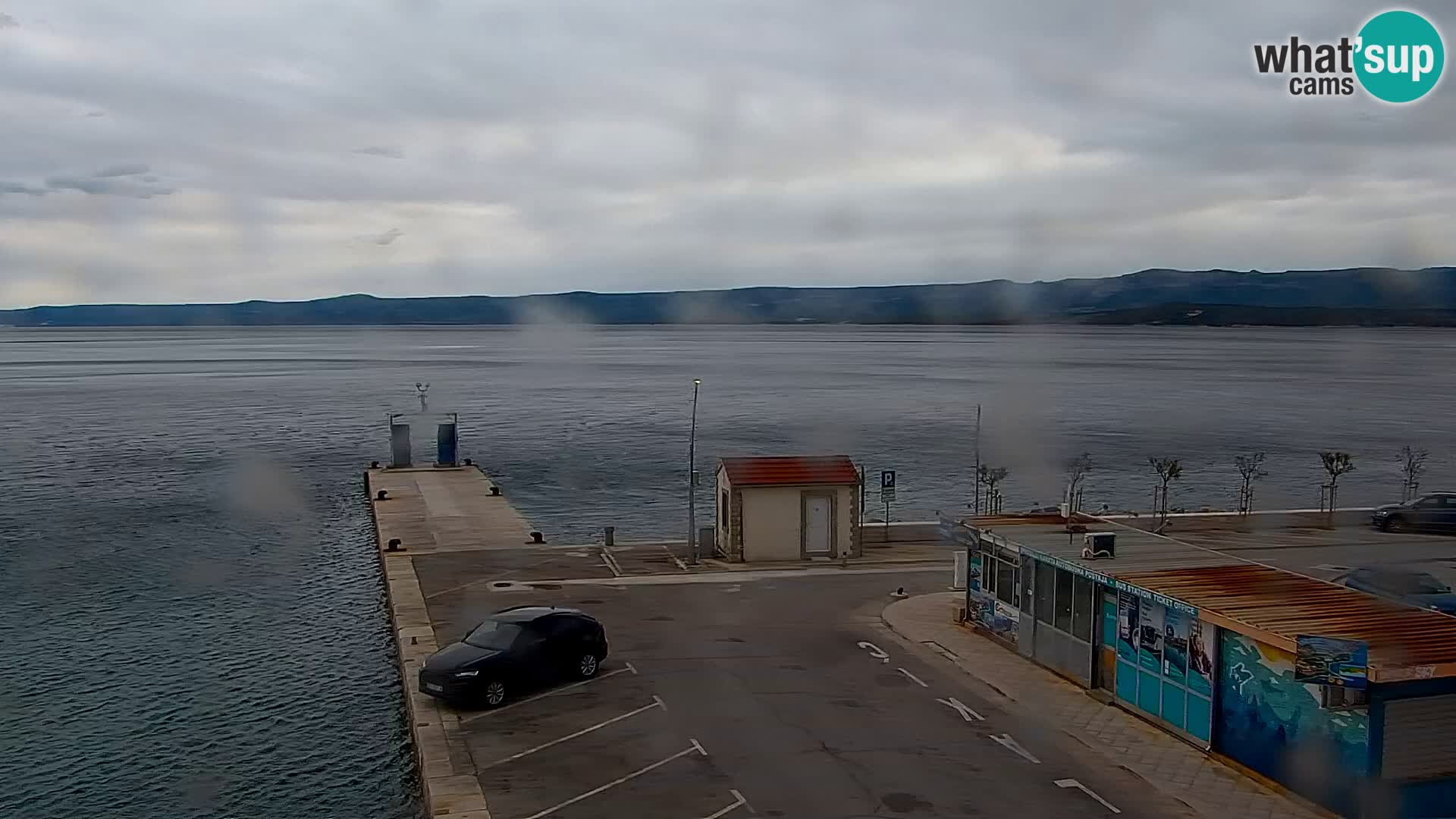 Spletna kamera Bol – Center mesta in marina v živo