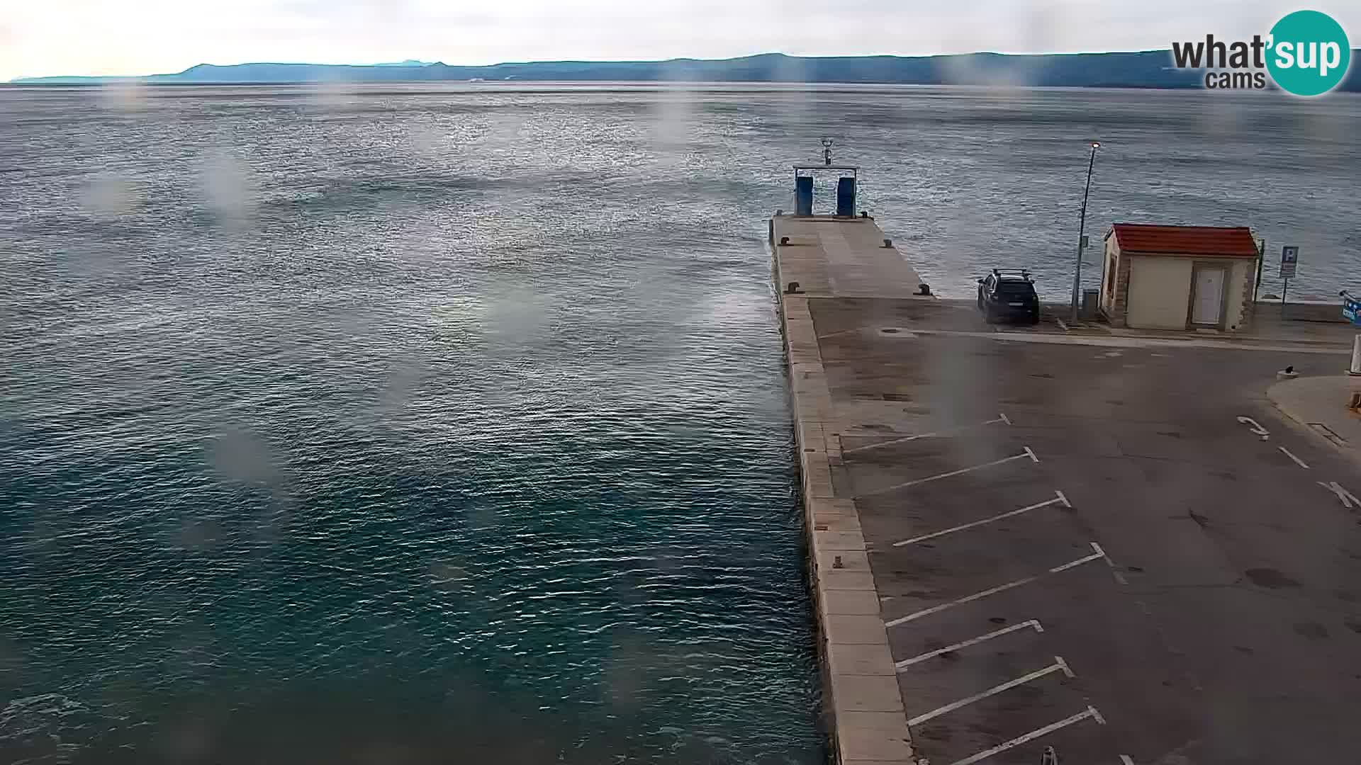 Spletna kamera Bol – Center mesta in marina v živo