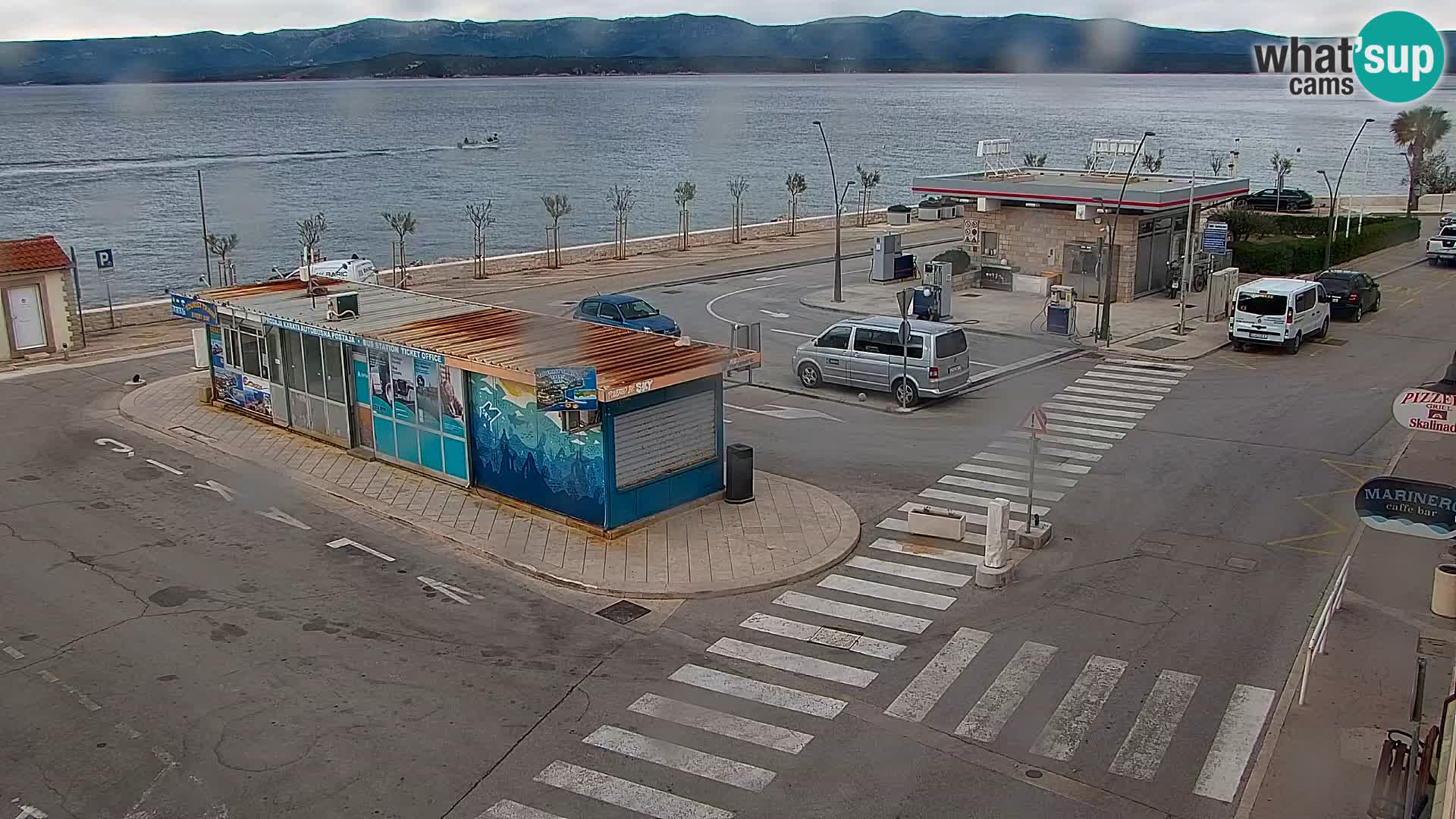 Spletna kamera Bol – Center mesta in marina v živo